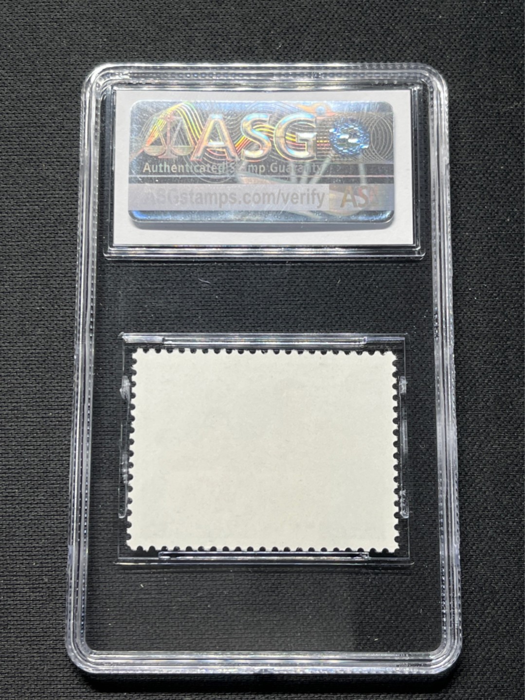 洪涛臻品 精选邮票限时拍卖第七十三期 文17知青4分★漏纽扣★ ASG85分OG ，文革两大变体票，一是文18漏刺刀，二是文17漏纽扣。版撕精品送评，票全品无瑕疵，85分超高性价比。变体票存世量少，潜力巨大，喜欢不要错过，目前ASG评级处于初级阶段，注意趁早下手囤精品货，未来一定有意想不到的收获，(最后一图是漏纽扣变体对比图)