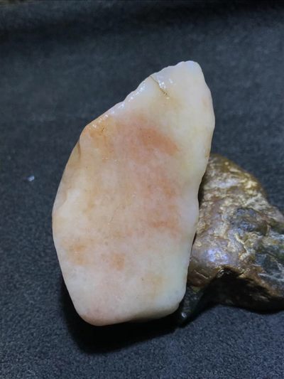精美天然地表金丝玉籽料原石一块 - 精美天然地表金丝玉籽料原石一块