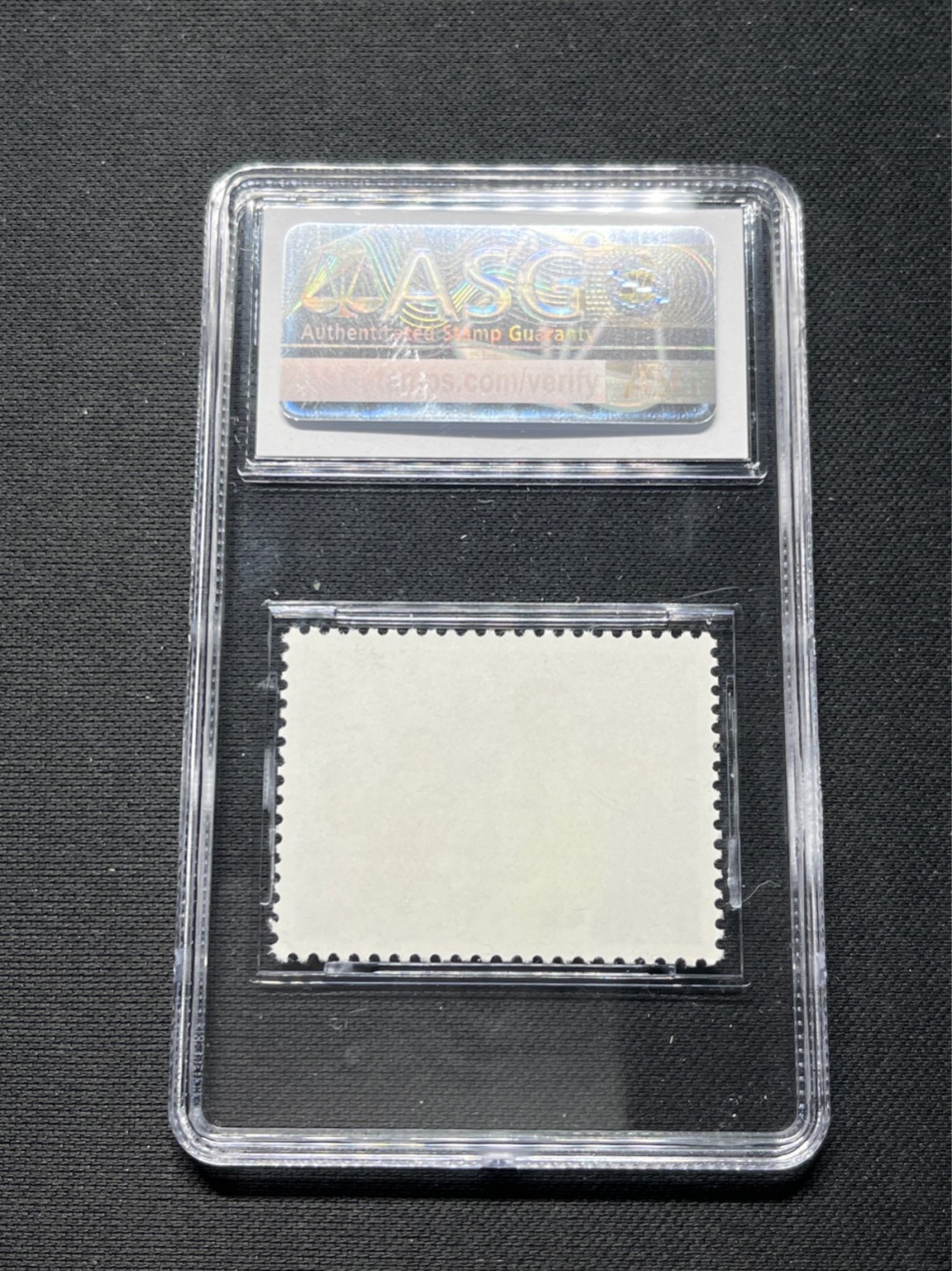 洪涛臻品 精选邮票限时拍卖第七十三期 文17知青4分★漏纽扣★ ASG95冠军分OG ，文革两大变体票，一是文18漏刺刀，二是文17漏纽扣。版撕精品送评，票全品无瑕疵，变体票存世量少，潜力巨大，喜欢不要错过，目前ASG评级处于初级阶段，注意趁早下手囤精品货，未来一定有意想不到的收获，(最后一图是漏纽扣变体对比图)