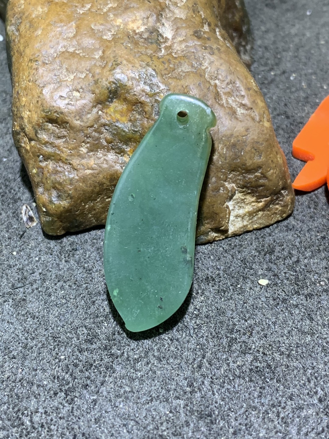 天然和田玉碧玉雕刻四季豆一个，