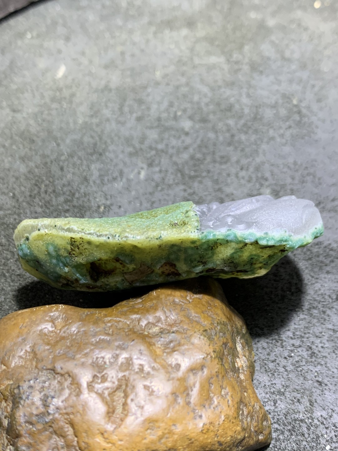 精美天然戈壁绿皮玛瑙雕刻招财金蟾吊坠一个，