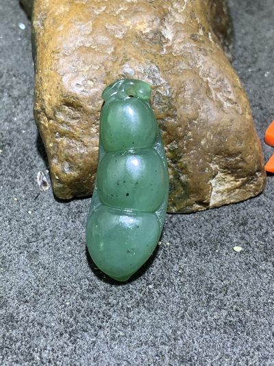 天然和田玉碧玉雕刻四季豆一个， - 天然和田玉碧玉雕刻四季豆一个，