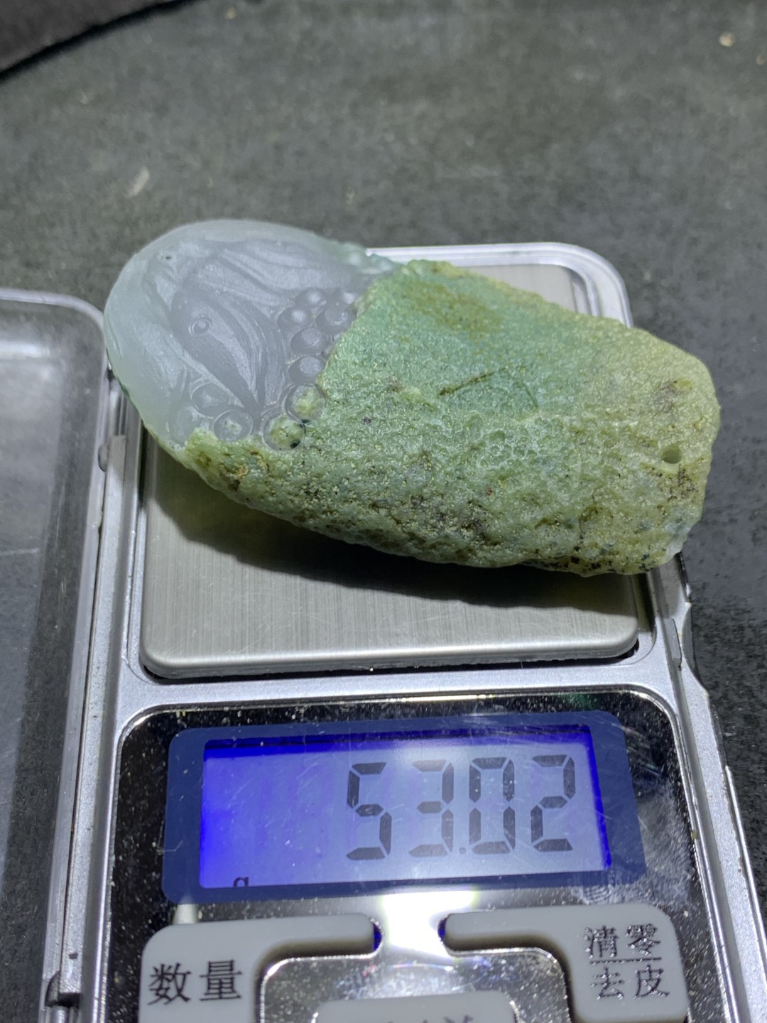 精美天然戈壁绿皮玛瑙雕刻招财金蟾吊坠一个，