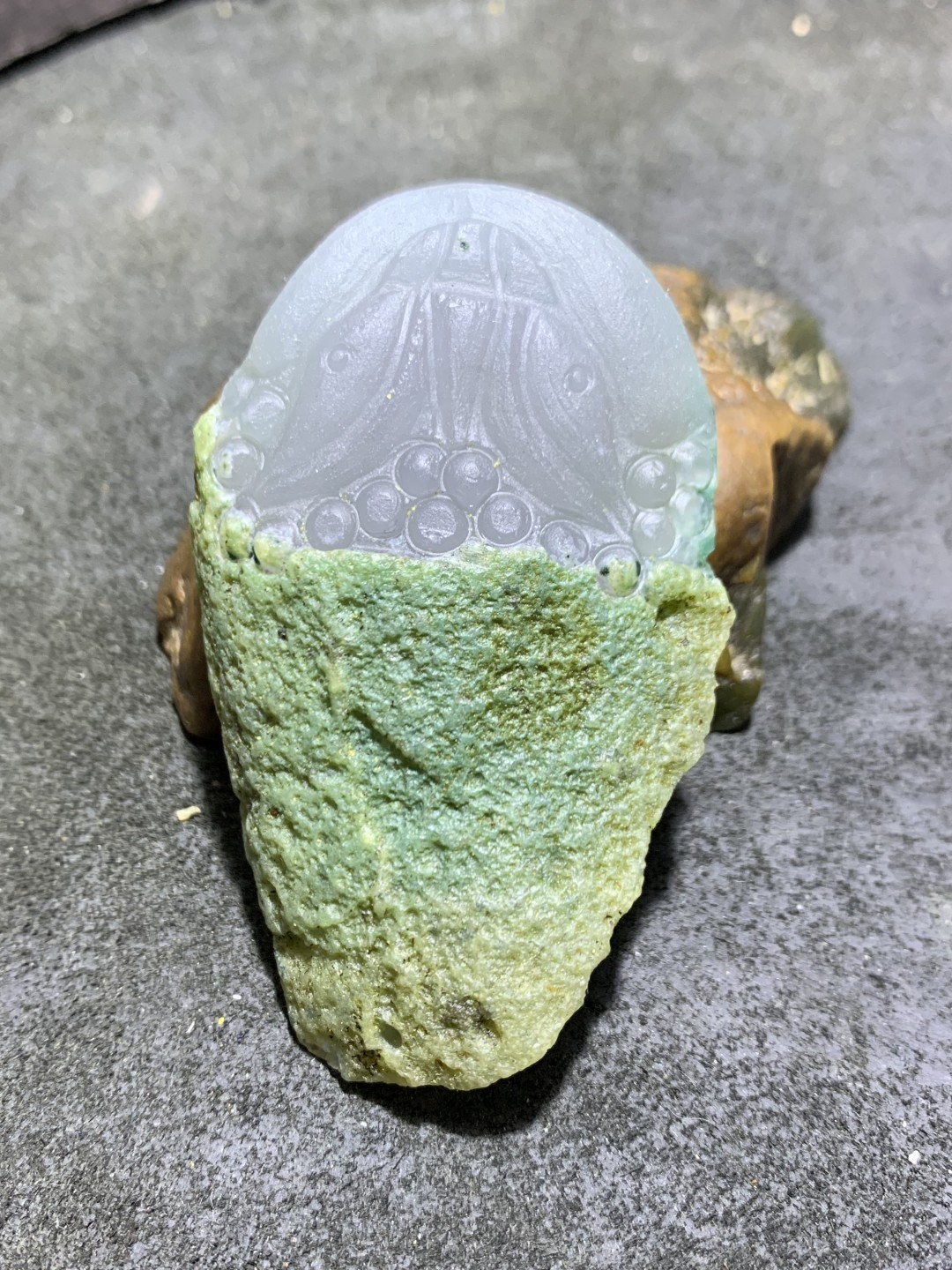 精美天然戈壁绿皮玛瑙雕刻招财金蟾吊坠一个，
