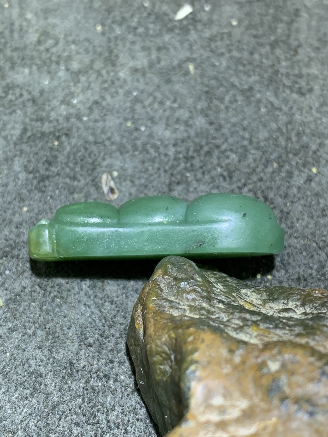 天然和田玉碧玉雕刻四季豆一个，