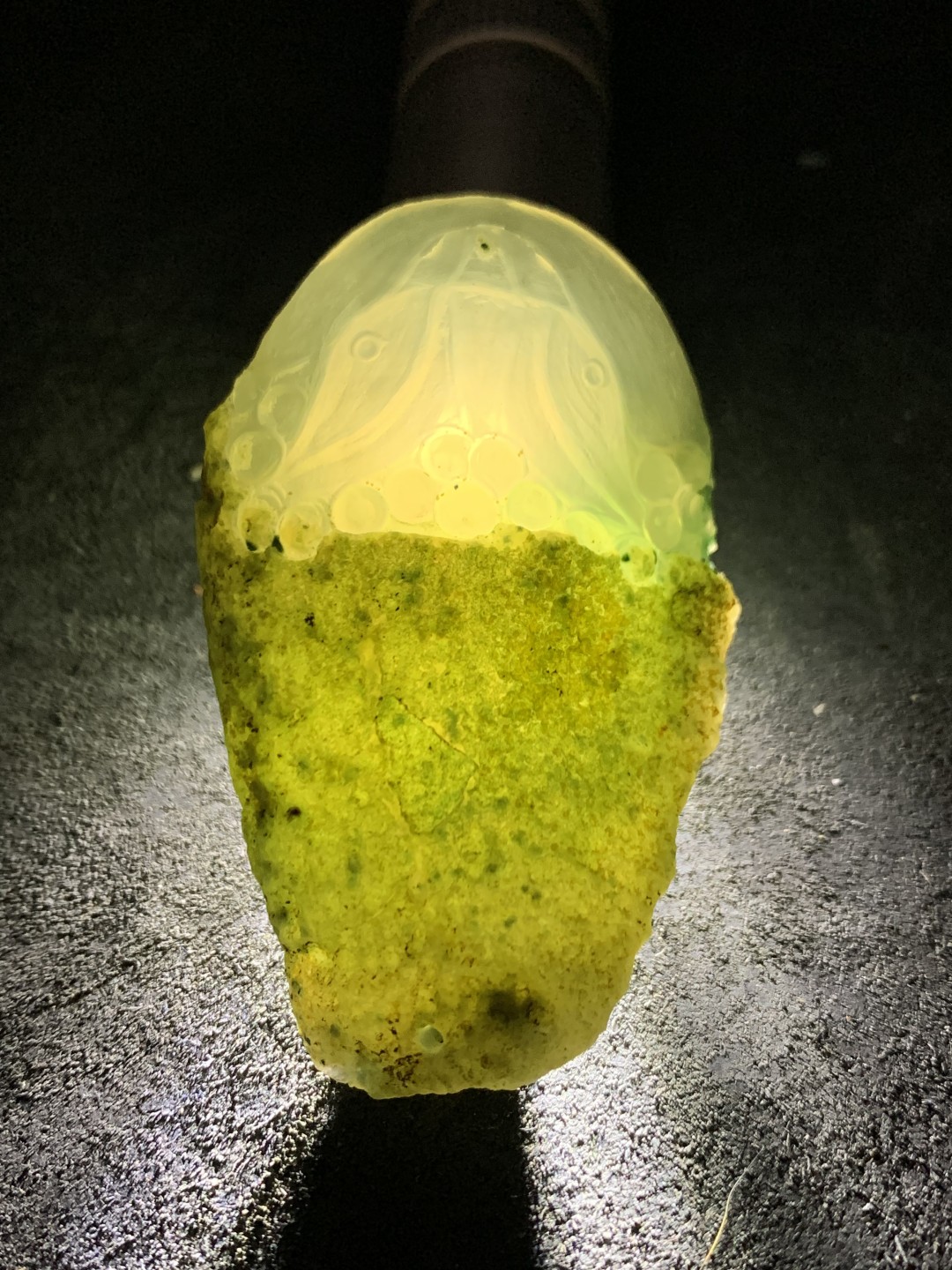 精美天然戈壁绿皮玛瑙雕刻招财金蟾吊坠一个，