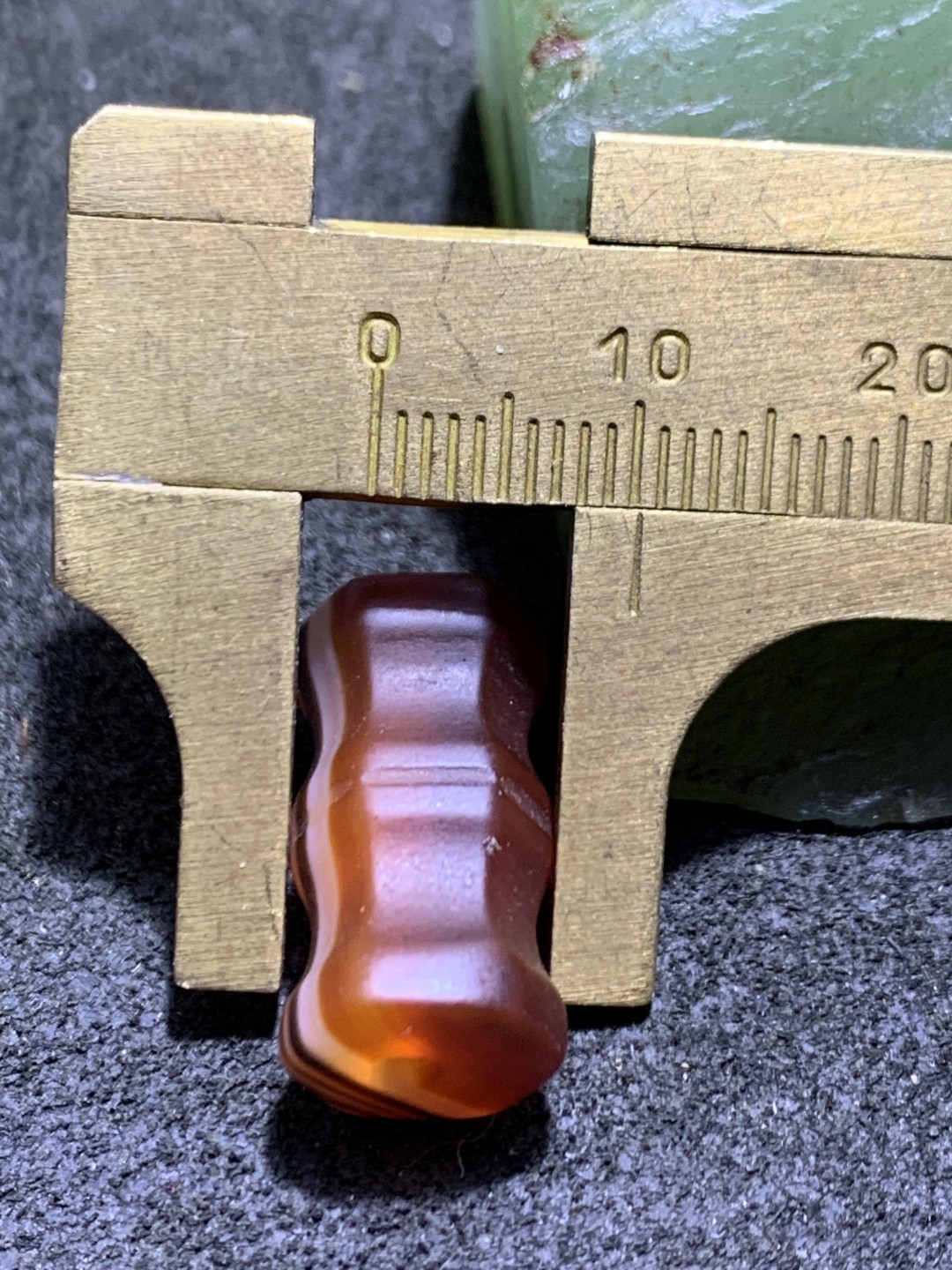 精美亚光高玉化缠丝玛瑙六棱桶珠一颗，