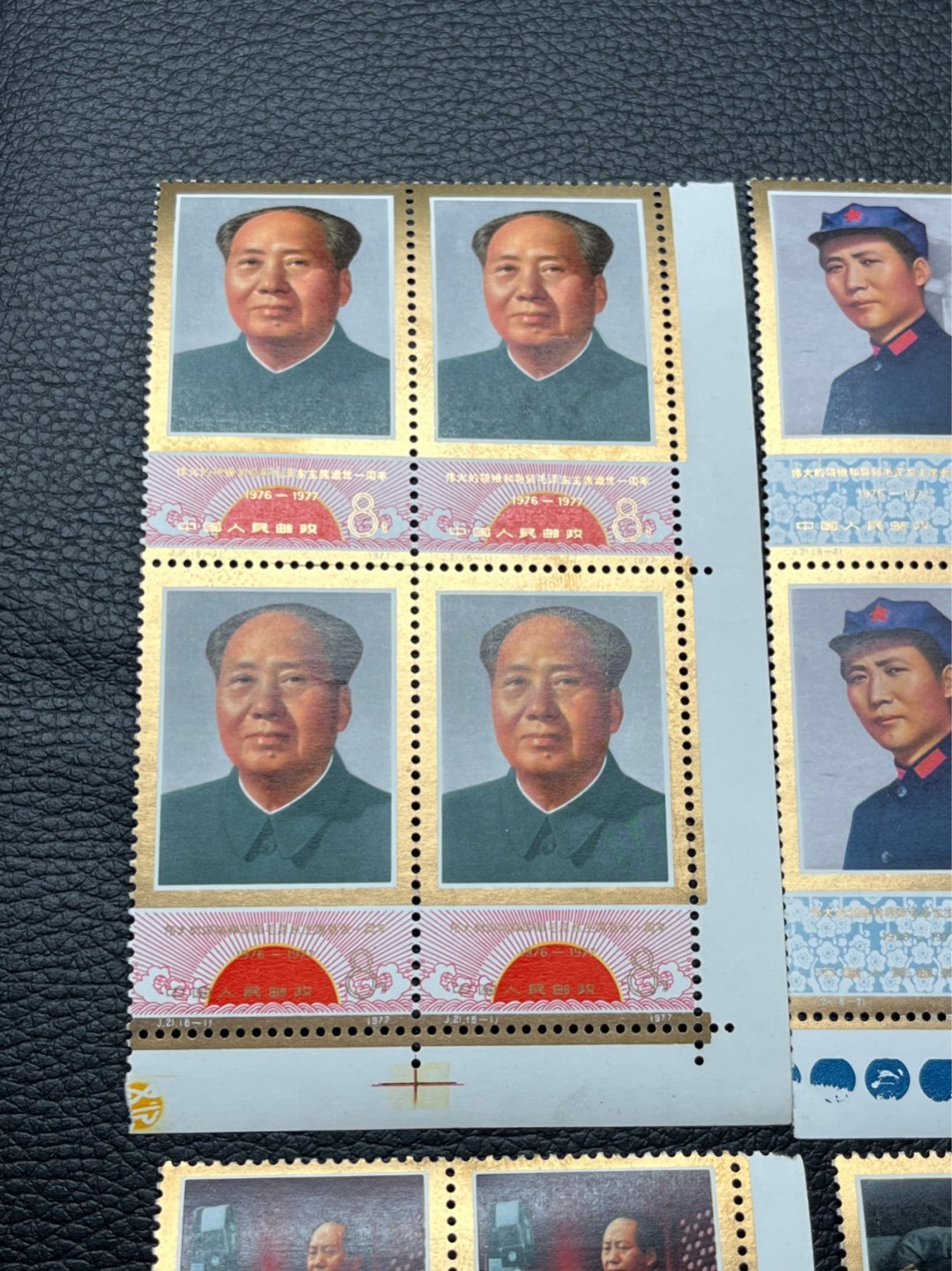 洪涛臻品 精选邮票限时拍卖第七十四期 J21毛主席  新全  直角边色标四方连一组。主席精品票！全品，金粉非常轻微触痕。别无明显瑕疵。版撕全品嘎嘎绝。三俗稀缺货，热门，高难度，人气品种，好品相稀缺货。