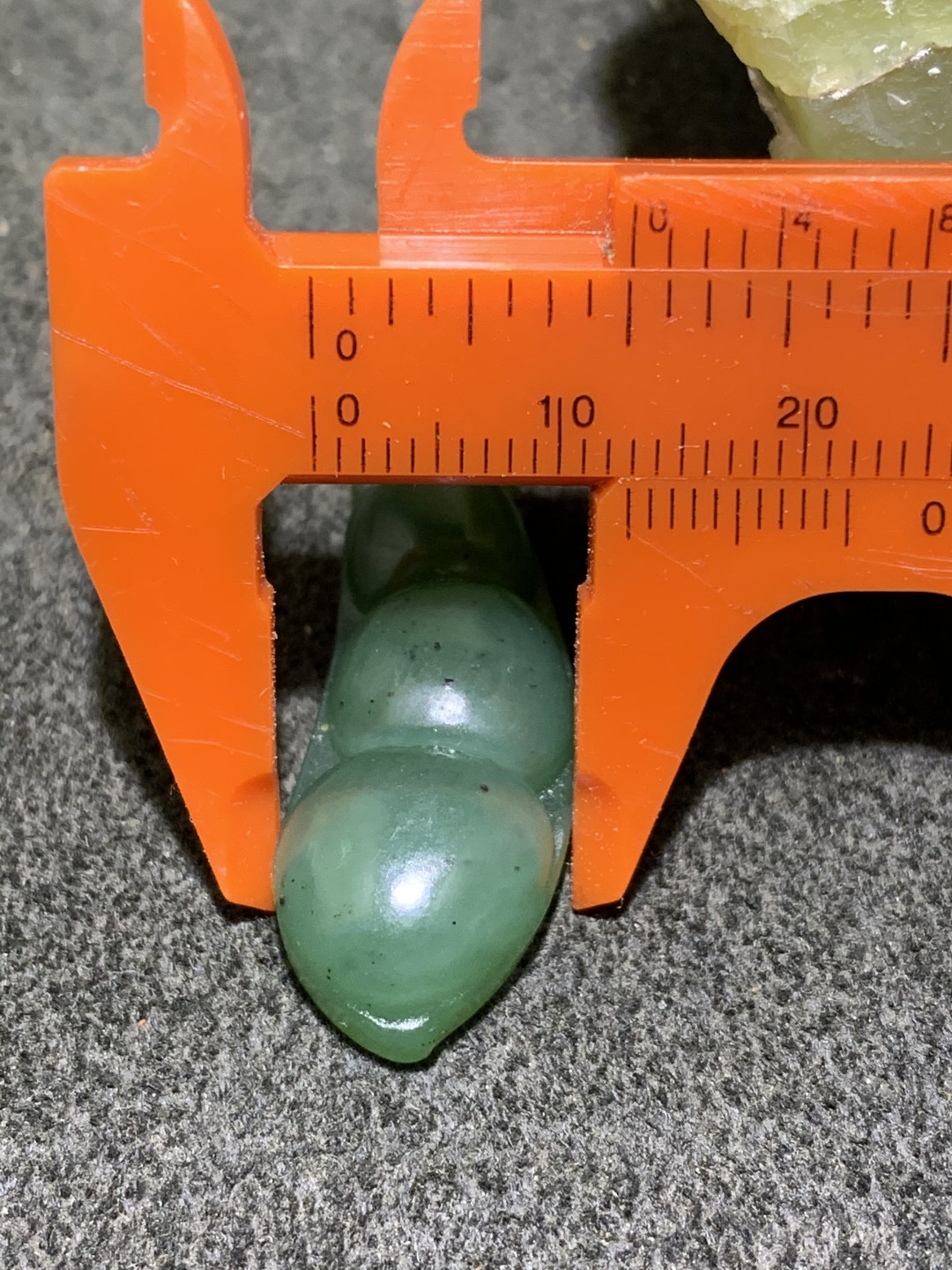 天然和田玉碧玉雕刻四季豆一个，
