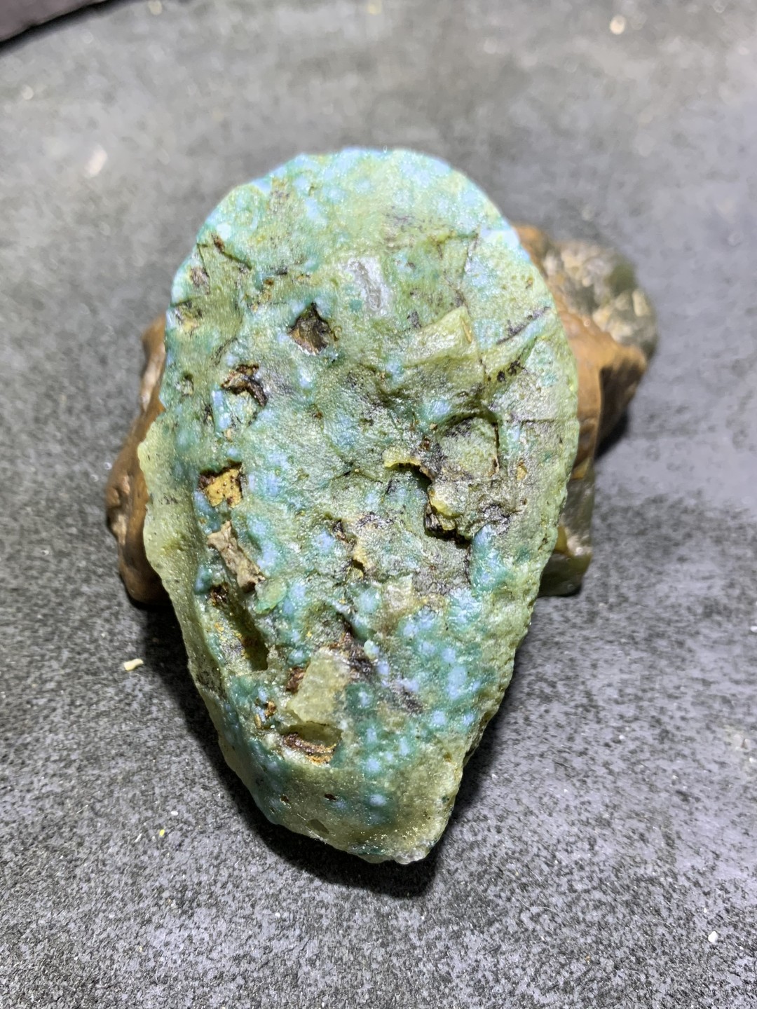 精美天然戈壁绿皮玛瑙雕刻招财金蟾吊坠一个，