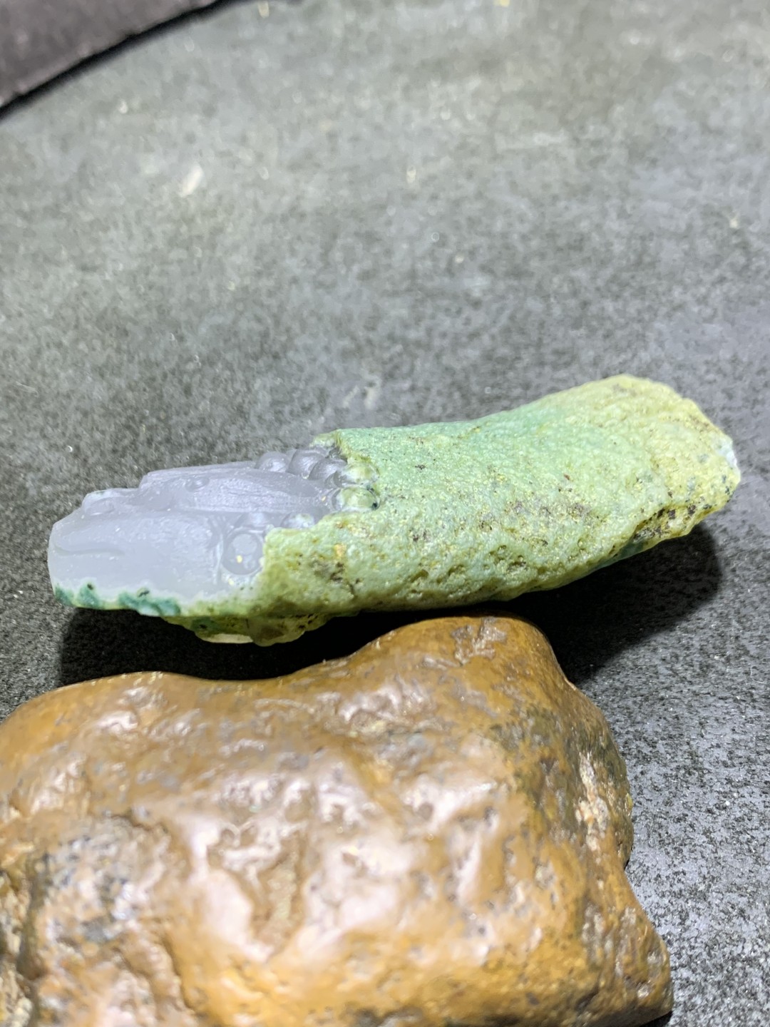 精美天然戈壁绿皮玛瑙雕刻招财金蟾吊坠一个，