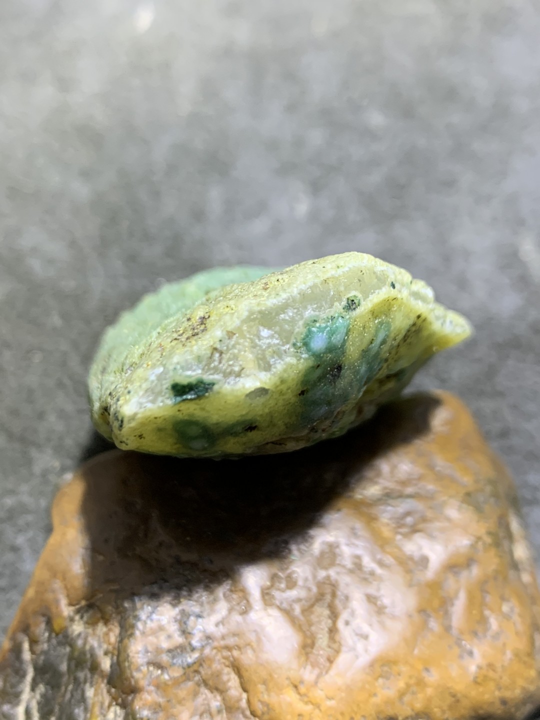 精美天然戈壁绿皮玛瑙雕刻招财金蟾吊坠一个，