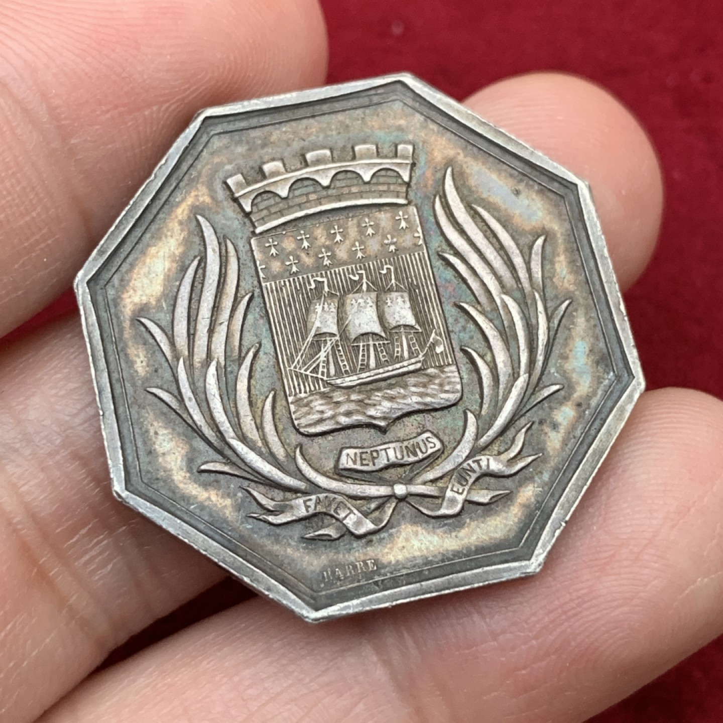 《竞宝斋》第113场-周日，周一 ，2场连拍（全场包邮） 法国19世纪八角jeton 银质代币，重量13.1g，直径对边30mm，红蓝幻彩原味，蜜蜂AR，南特（法国西部港口）