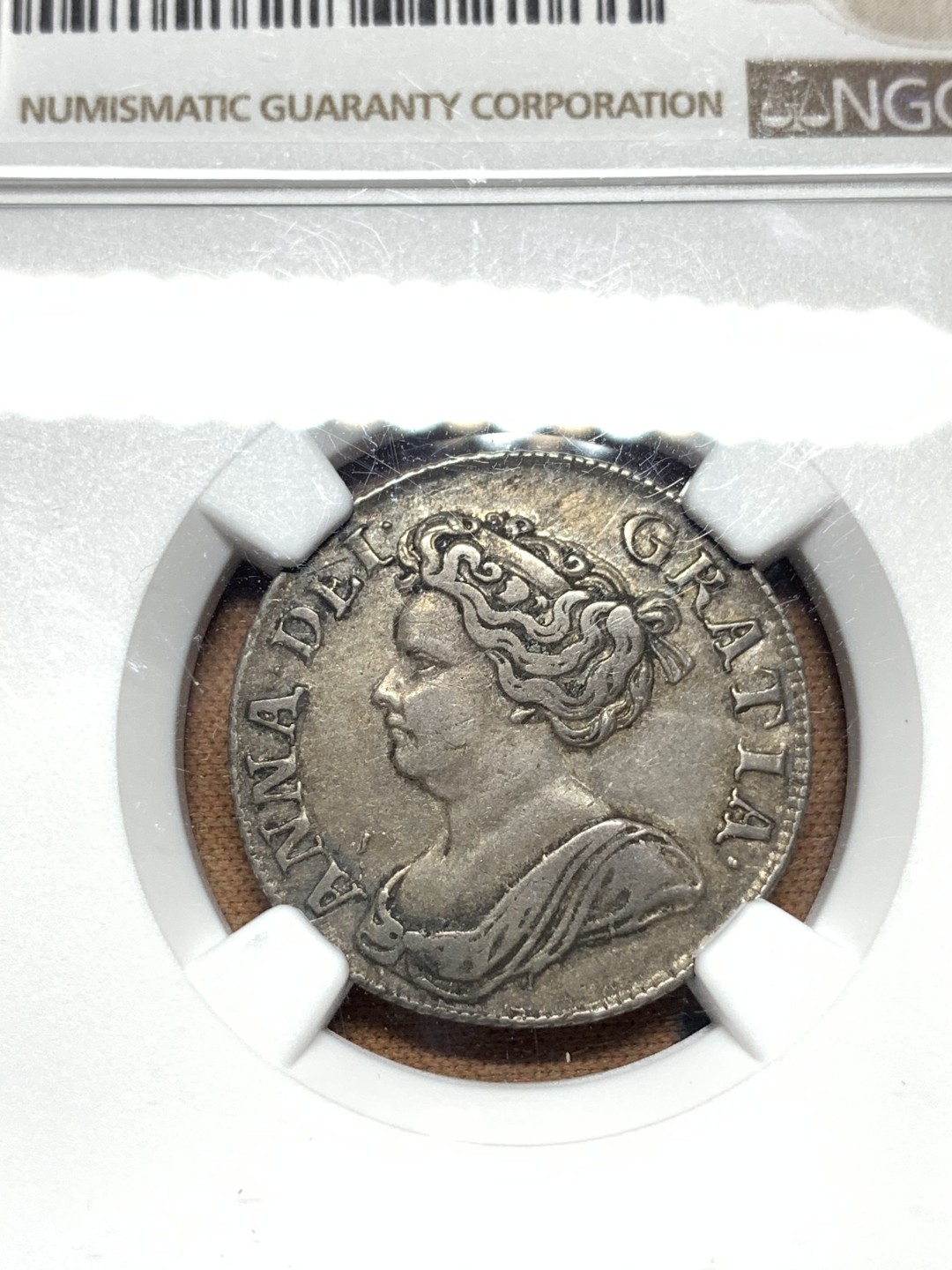 《竞宝斋》第113场-周日，周一 ，2场连拍（全场包邮） NGC-XF40 英国 1711年 安妮女王1先令银币 女王发丝细节尚存，图案文字打制清晰。18年P盒同分sbp含佣204美元成交，英系经典品种