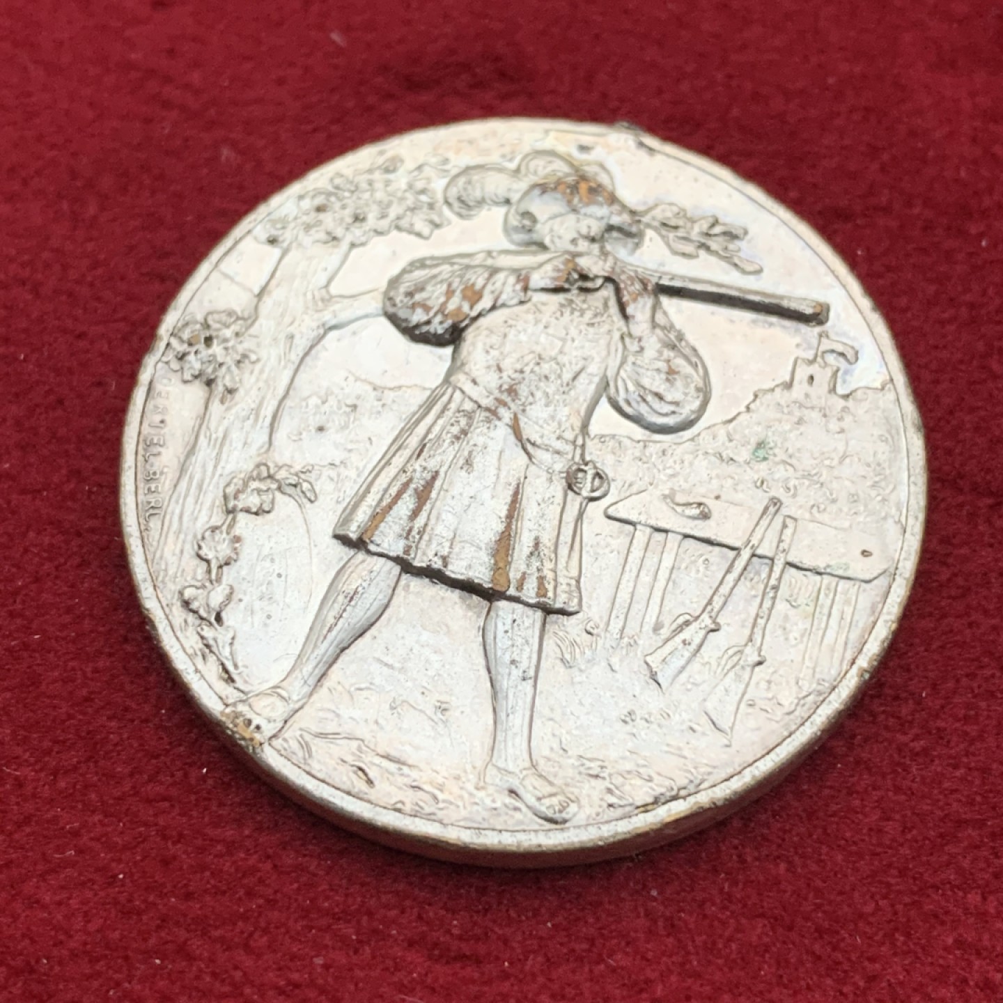 《竞宝斋》第113场-周日，周一 ，2场连拍（全场包邮） 法国 希兹夫 长枪设计协会 射击协会 章  像是铜镀银 31mm直径 细节见图