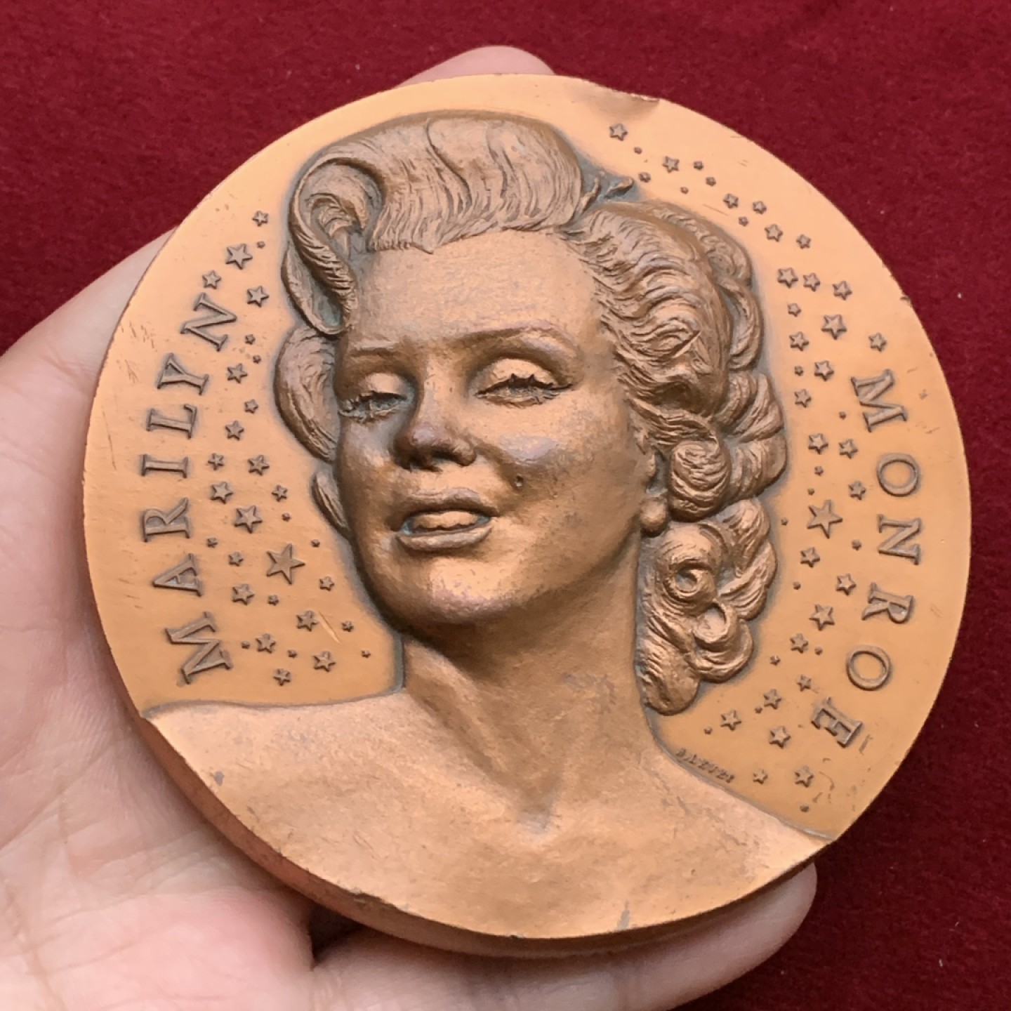 《竞宝斋》第113场-周日，周一 ，2场连拍（全场包邮） 玛丽莲.梦露纪念大铜章，90mm巨大尺寸，精美超高浮雕。巴黎造币厂出品，紫铜限量版，发行仅100枚，此枚编号67。铭刻记录下的美人，绝代风华