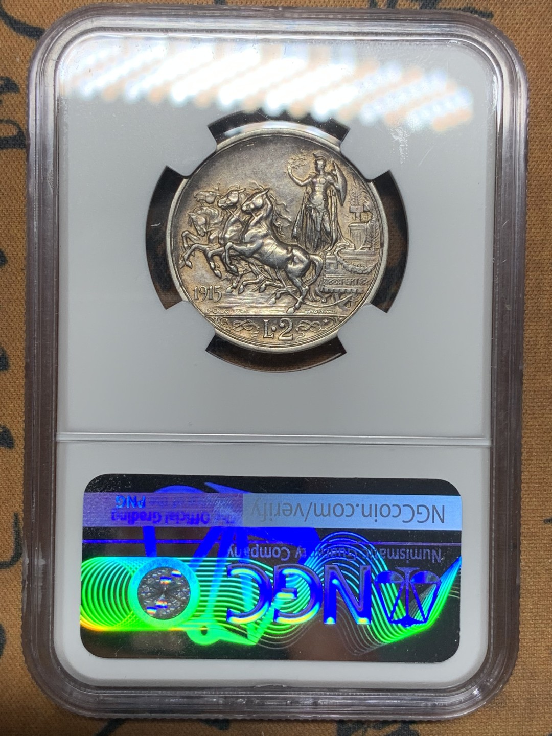 《竞宝斋》第113场-周日，周一 ，2场连拍（全场包邮） NGC AU53 意大利 1915年 马车2里拉 银币 原味包浆 正面盒子右下缘有损