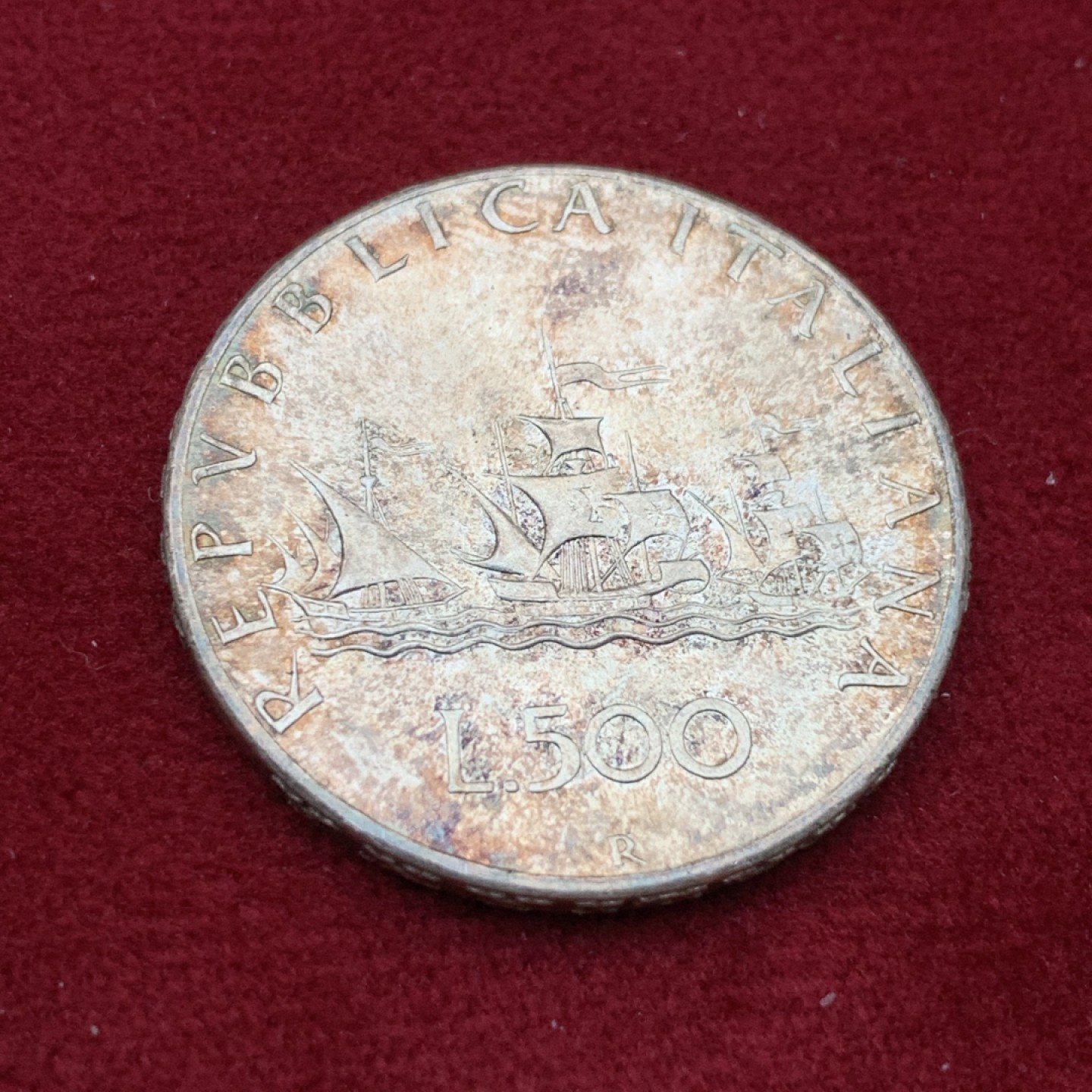 《竞宝斋》第113场-周日，周一 ，2场连拍（全场包邮） 意大利1966年美女500里拉银币，经典品种，BU品相。转光流畅，非常难得的绚丽彩浆