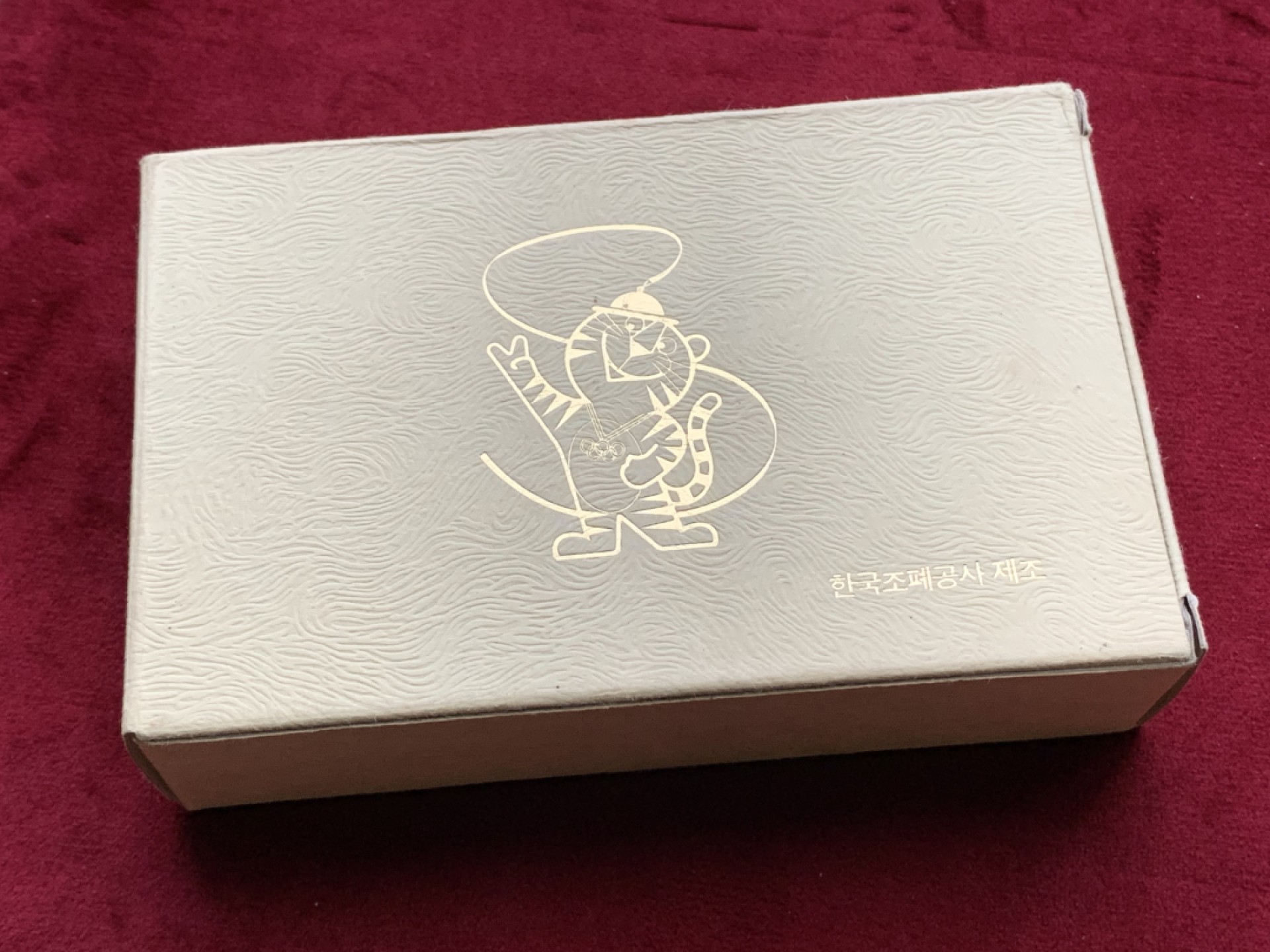 《竞宝斋》第113场-周日，周一 ，2场连拍（全场包邮） 韩国 1988年汉城奥运会 1000+2000韩元2枚装精制套币 原盒原整书