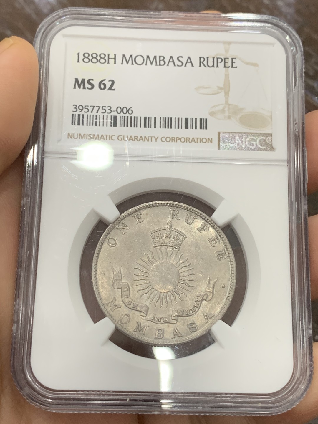 《竞宝斋》第113场-周日，周一 ，2场连拍（全场包邮） NGC-MS62 1888年蒙巴萨1卢比银币少见MS 蒙巴萨是肯尼亚最大的港口，郑和下西洋最远到达的地方，大热门，吉祥年份，浅灰色包浆，状态佳