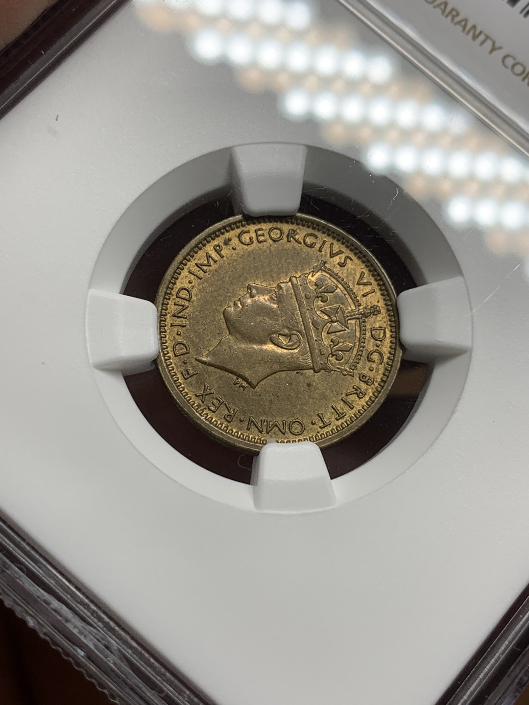 《竞宝斋》第113场-周日，周一 ，2场连拍（全场包邮） NGC-MS62 英属西非 1940年 乔六6便士黄铜币 亚军分