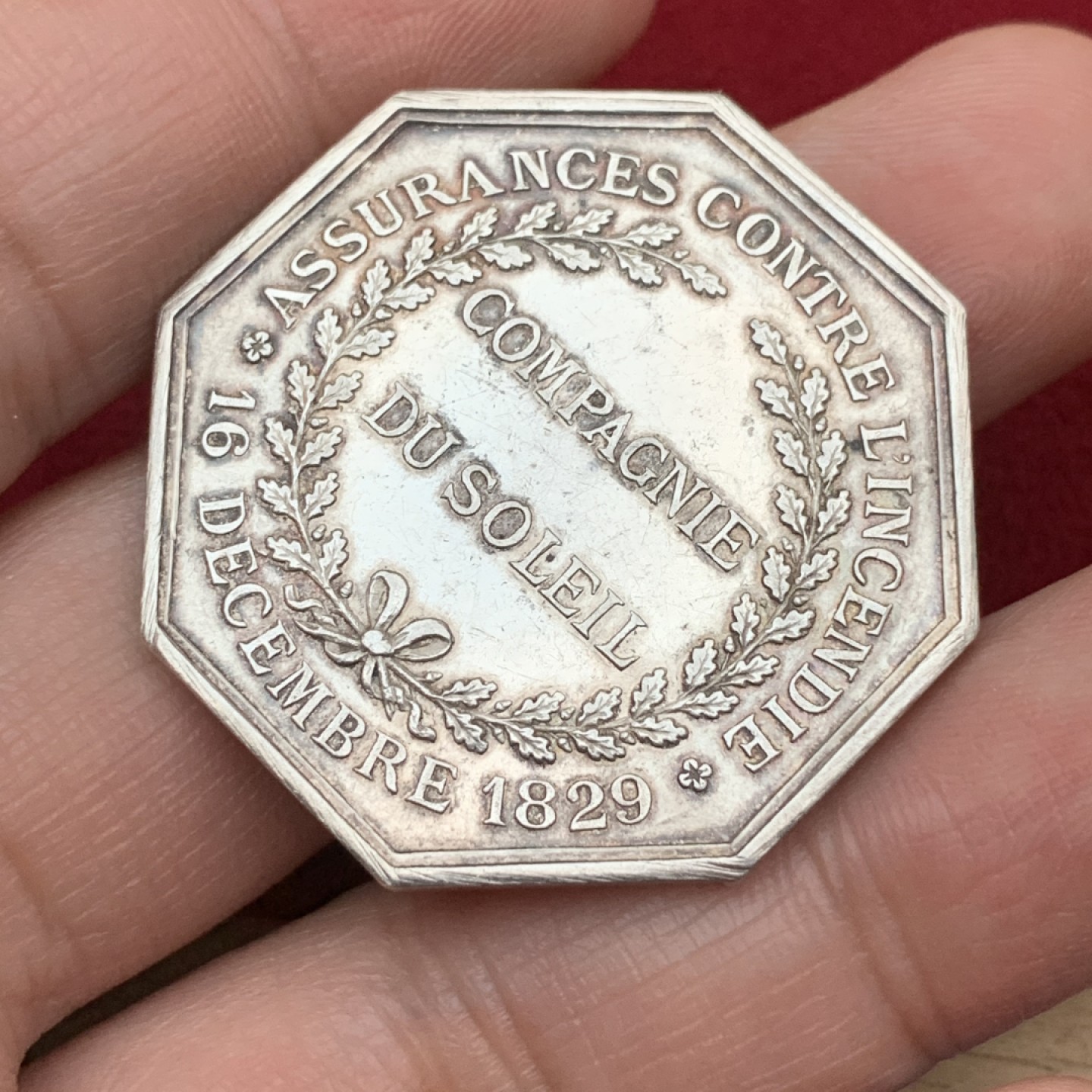 《竞宝斋》第113场-周日，周一 ，2场连拍（全场包邮） 法国19世纪八角jeton银质代币，重量19.8g，直径对边35mm，底板干净白亮大颗粒，丰饶角AR，太阳公司火灾保险，浮雕感优质