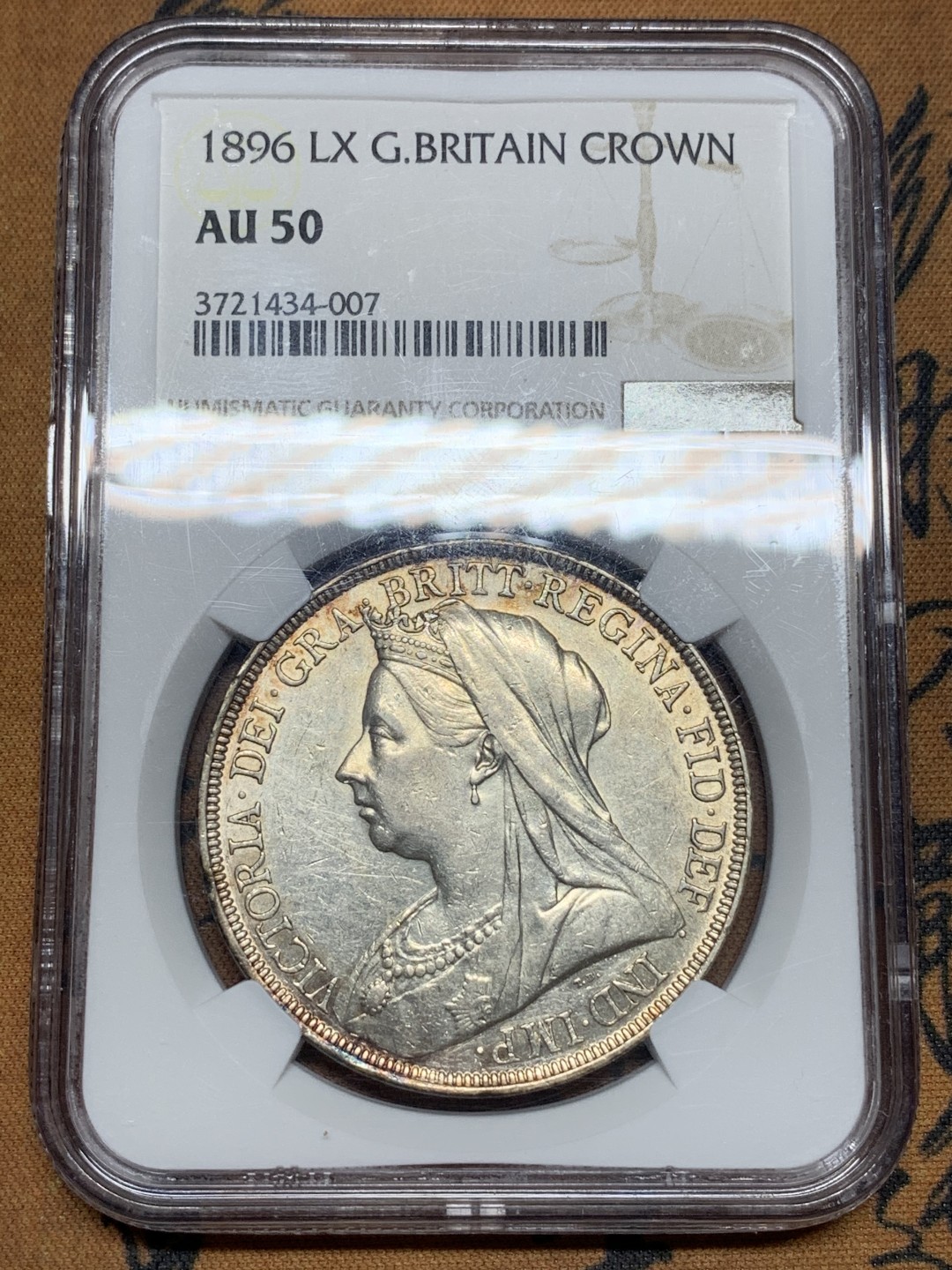 《竞宝斋》第113场-周日，周一 ，2场连拍（全场包邮） 英国 1896年 NGC AU50 维多利亚女王 披纱马剑 1克朗 LX版，传世黄油彩 状态好