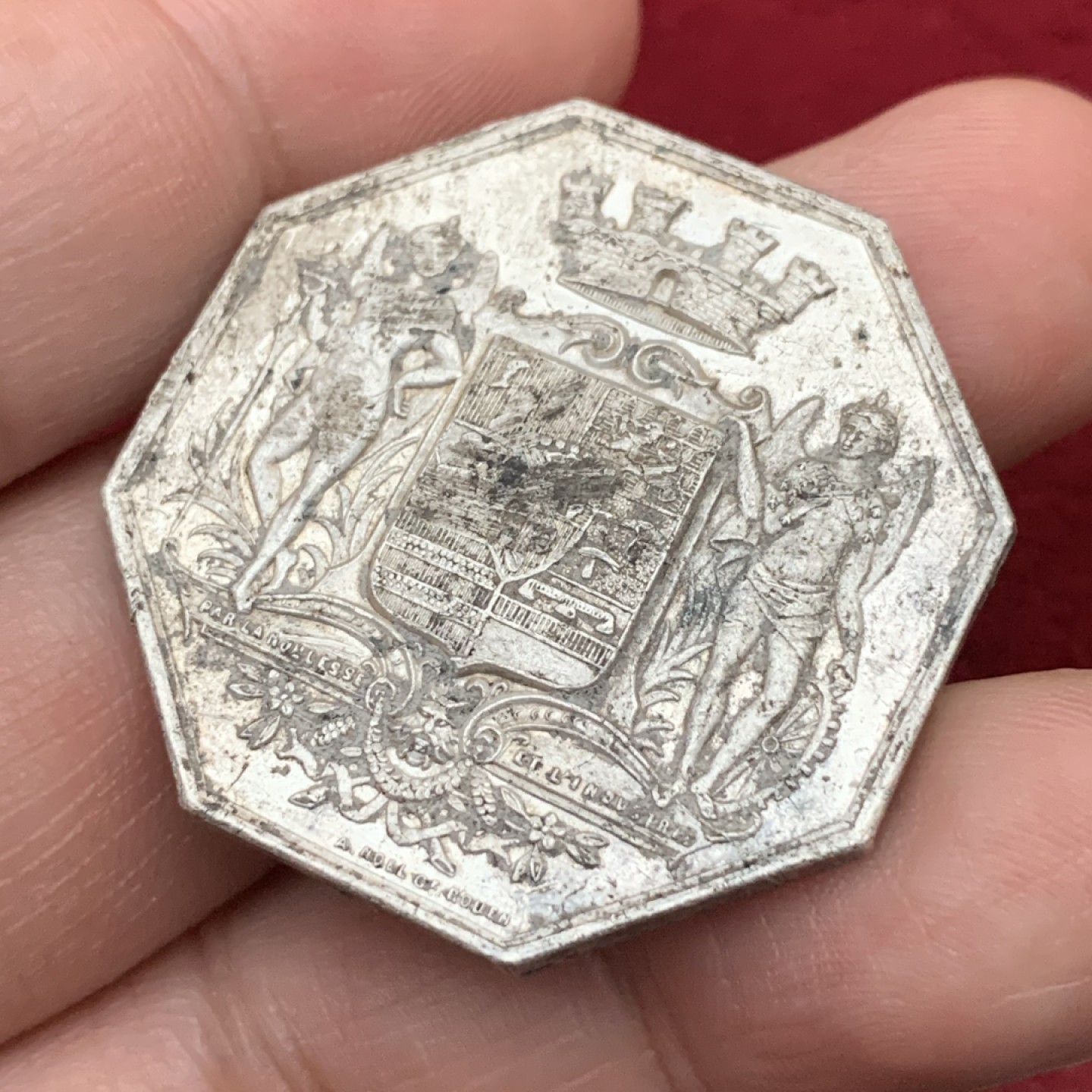 《竞宝斋》第113场-周日，周一 ，2场连拍（全场包邮） 法国19世纪八角jeton银质代币，重量22.6g，直径对边34.5mm，银霜感，边铭丰饶角AR，双天使左边有面部有损 细节见图