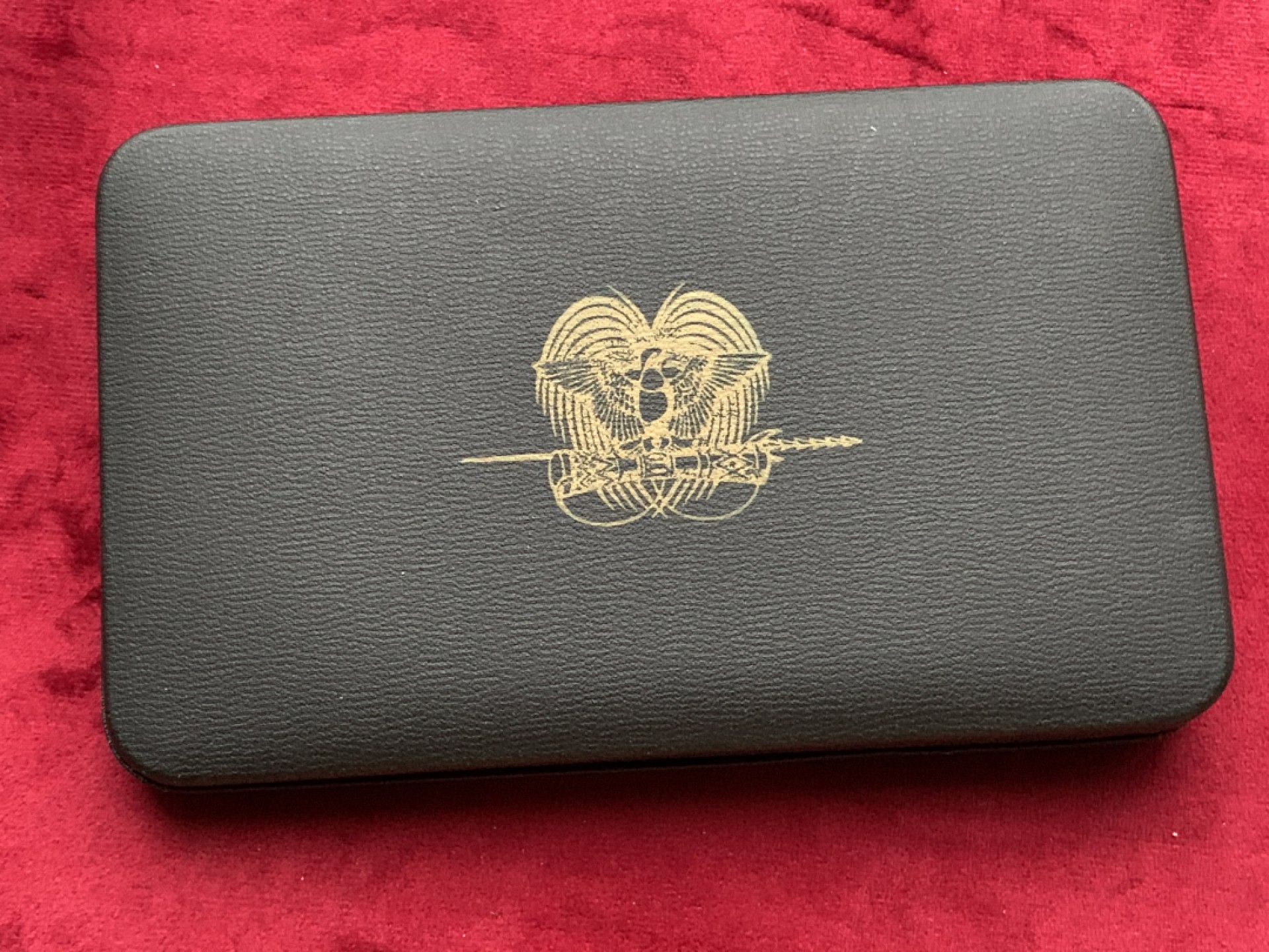 《竞宝斋》第113场-周日，周一 ，2场连拍（全场包邮） 巴布新几内亚   1975年 8枚精制套币 含两枚K5/K10 69.2g 超大银币 原盒原证书