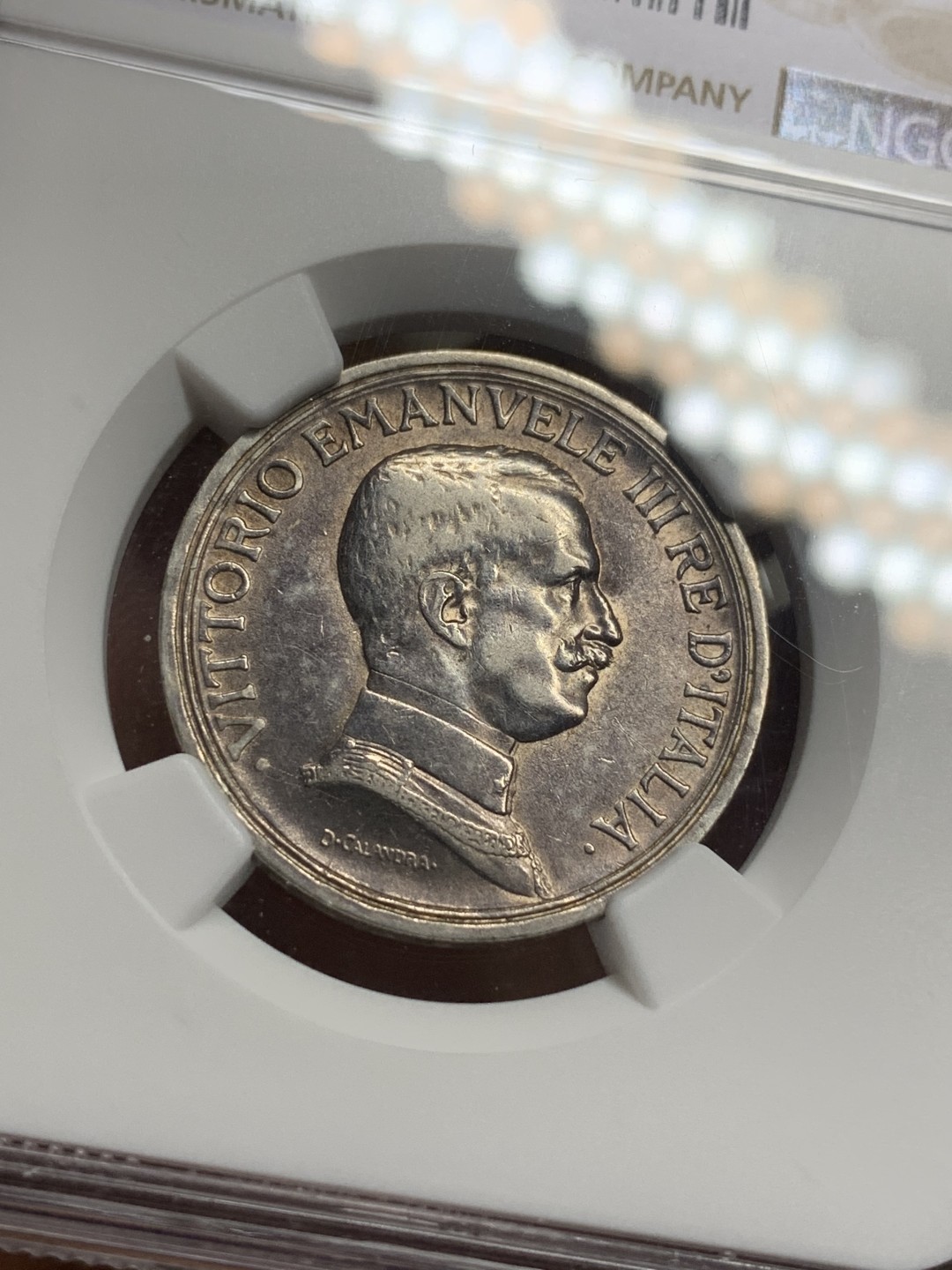 《竞宝斋》第113场-周日，周一 ，2场连拍（全场包邮） NGC AU53 意大利 1915年 马车2里拉 银币 原味包浆 正面盒子右下缘有损