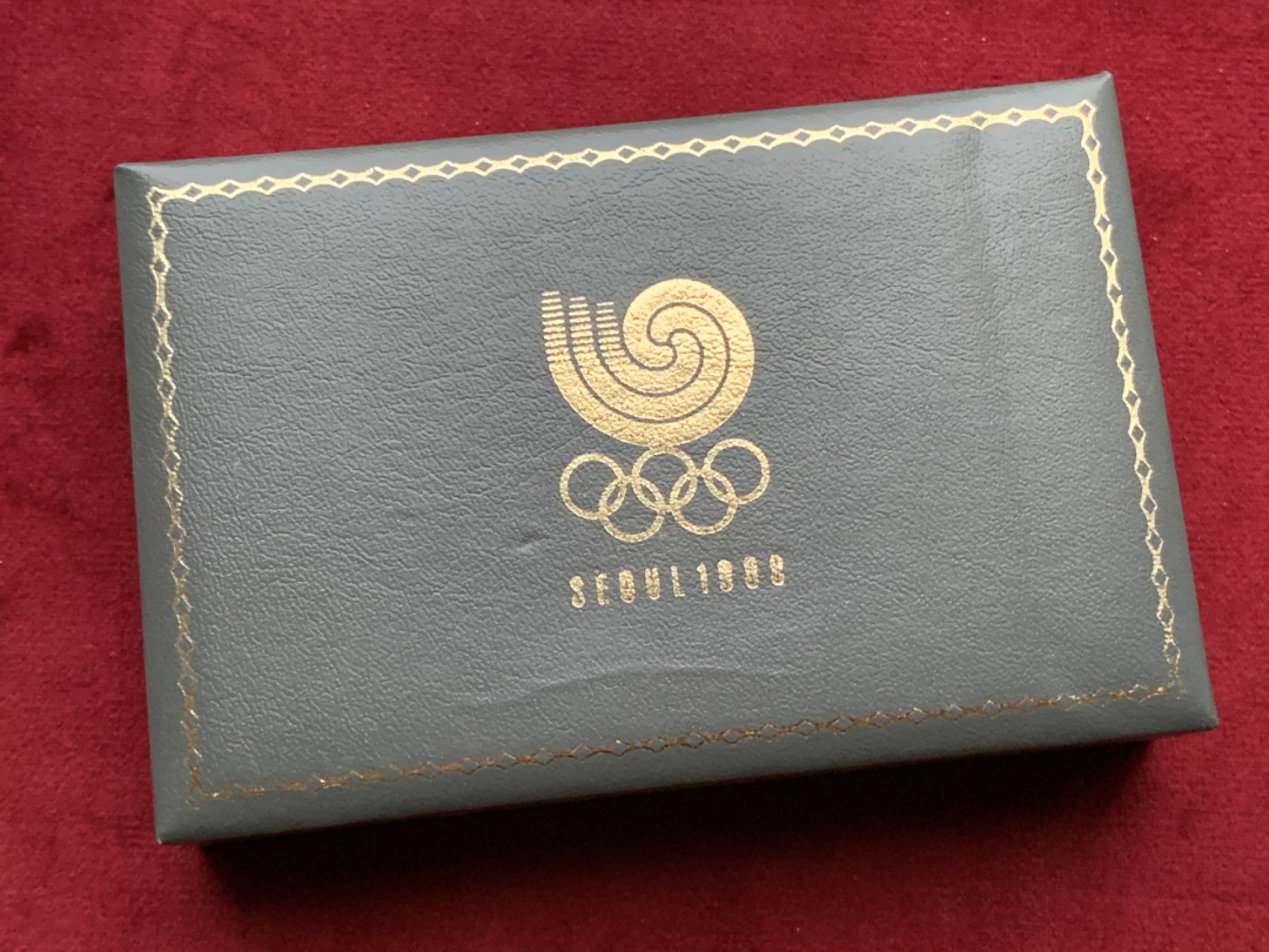 《竞宝斋》第113场-周日，周一 ，2场连拍（全场包邮） 韩国 1988年汉城奥运会 1000+2000韩元2枚装精制套币 原盒原整书