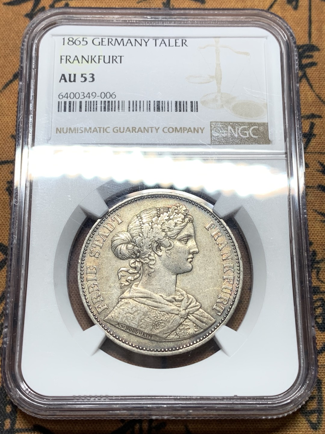 《竞宝斋》第113场-周日，周一 ，2场连拍（全场包邮） NGC-AU53 德国 1865年法兰克福少女泰勒银币原味包浆 背面五彩