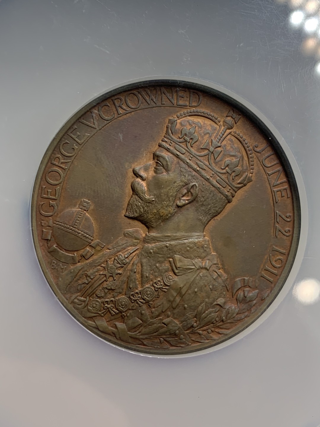 《竞宝斋》第113场-周日，周一 ，2场连拍（全场包邮） NGC-MS62 1911年英国乔治五世加冕纪念章带原盒，状态好，有点低评 大盒封装