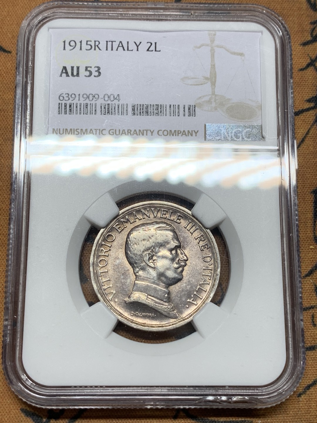 《竞宝斋》第113场-周日，周一 ，2场连拍（全场包邮） NGC AU53 意大利 1915年 马车2里拉 银币 原味包浆 正面盒子右下缘有损