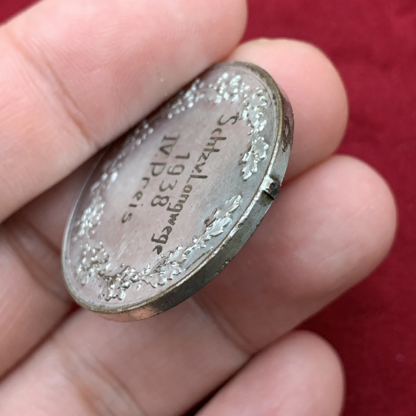 《竞宝斋》第113场-周日，周一 ，2场连拍（全场包邮） 法国 希兹夫 长枪设计协会 射击协会 章  像是铜镀银 31mm直径 细节见图