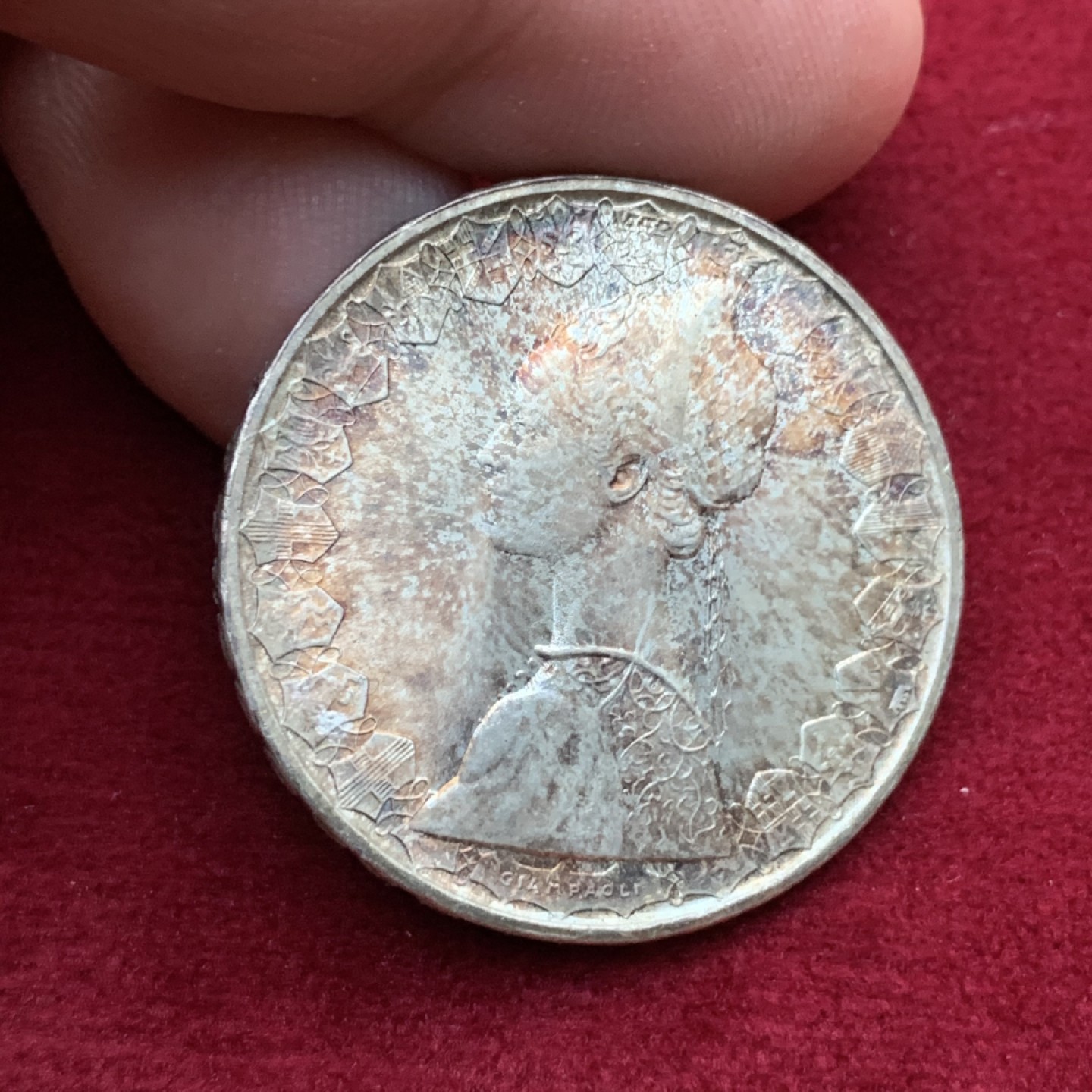 《竞宝斋》第113场-周日，周一 ，2场连拍（全场包邮） 意大利1966年美女500里拉银币，经典品种，BU品相。转光流畅，非常难得的绚丽彩浆