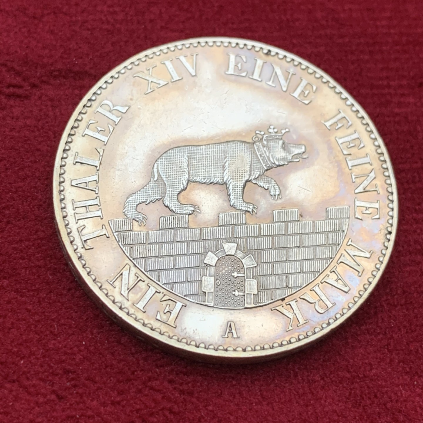 《竞宝斋》第113场-周日，周一 ，2场连拍（全场包邮） 德国 1852年 小熊爬墙1泰勒大银币（比较好的年份，铸造量仅1万枚） 热门品种，整体细节很棒