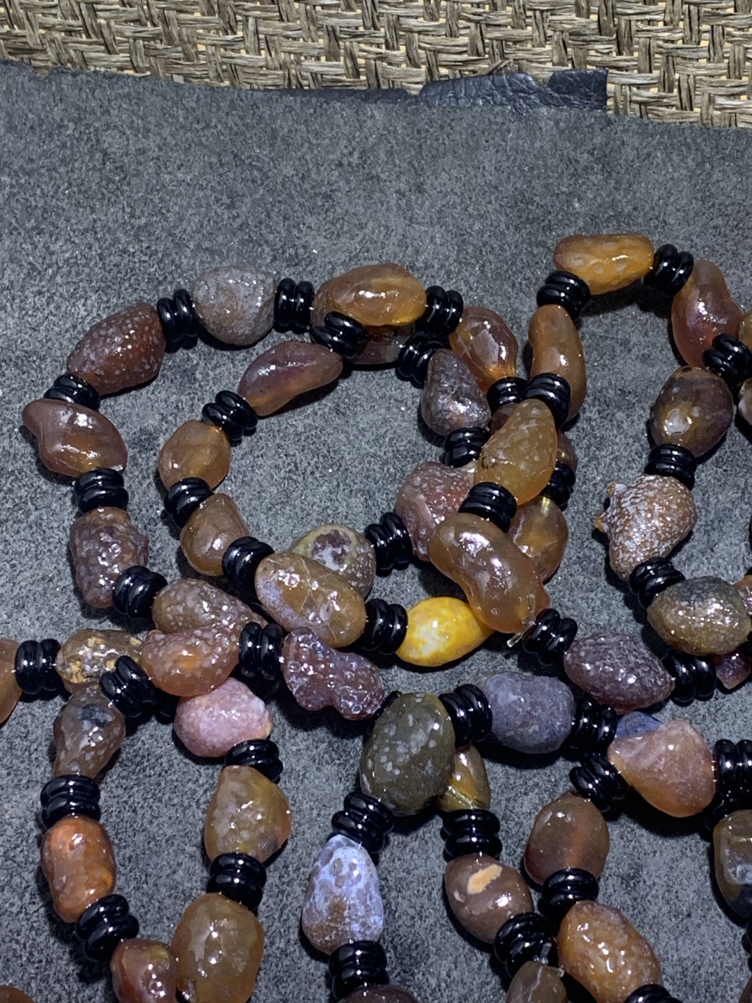 精美阿拉善酒红色玛瑙原石手串十条，