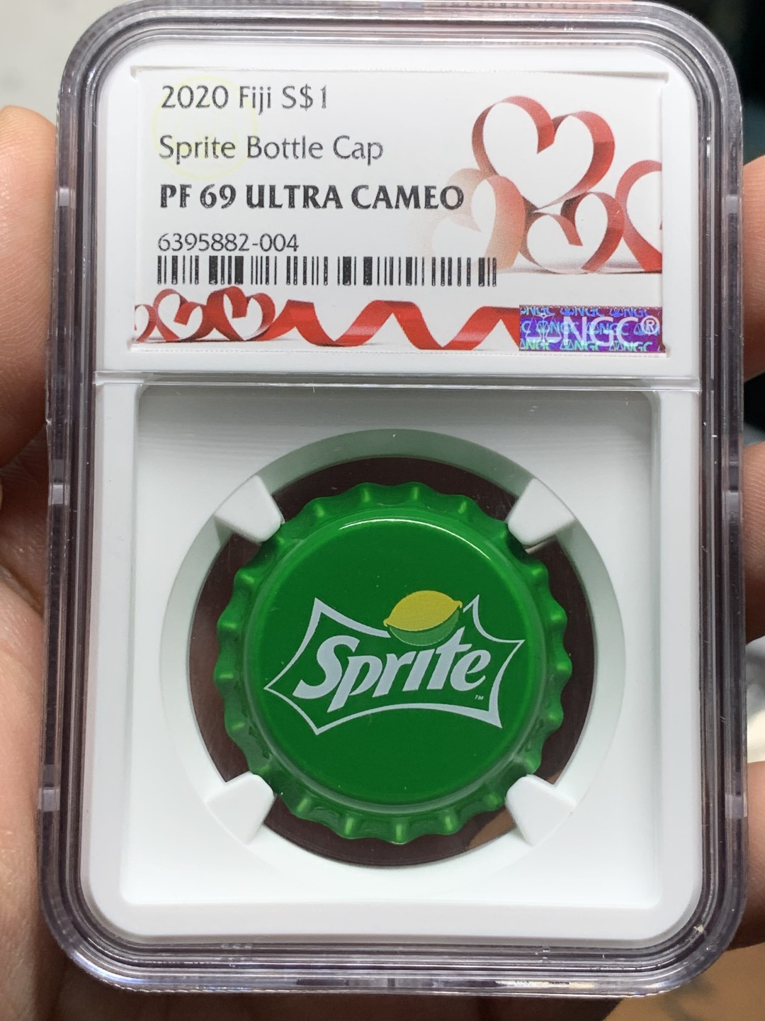 《竞宝斋》第113场-周日，周一 ，2场连拍（全场包邮） NGC PF69UC 2020 斐济雪碧 瓶盖精制银币 情人节标签 比较有意义