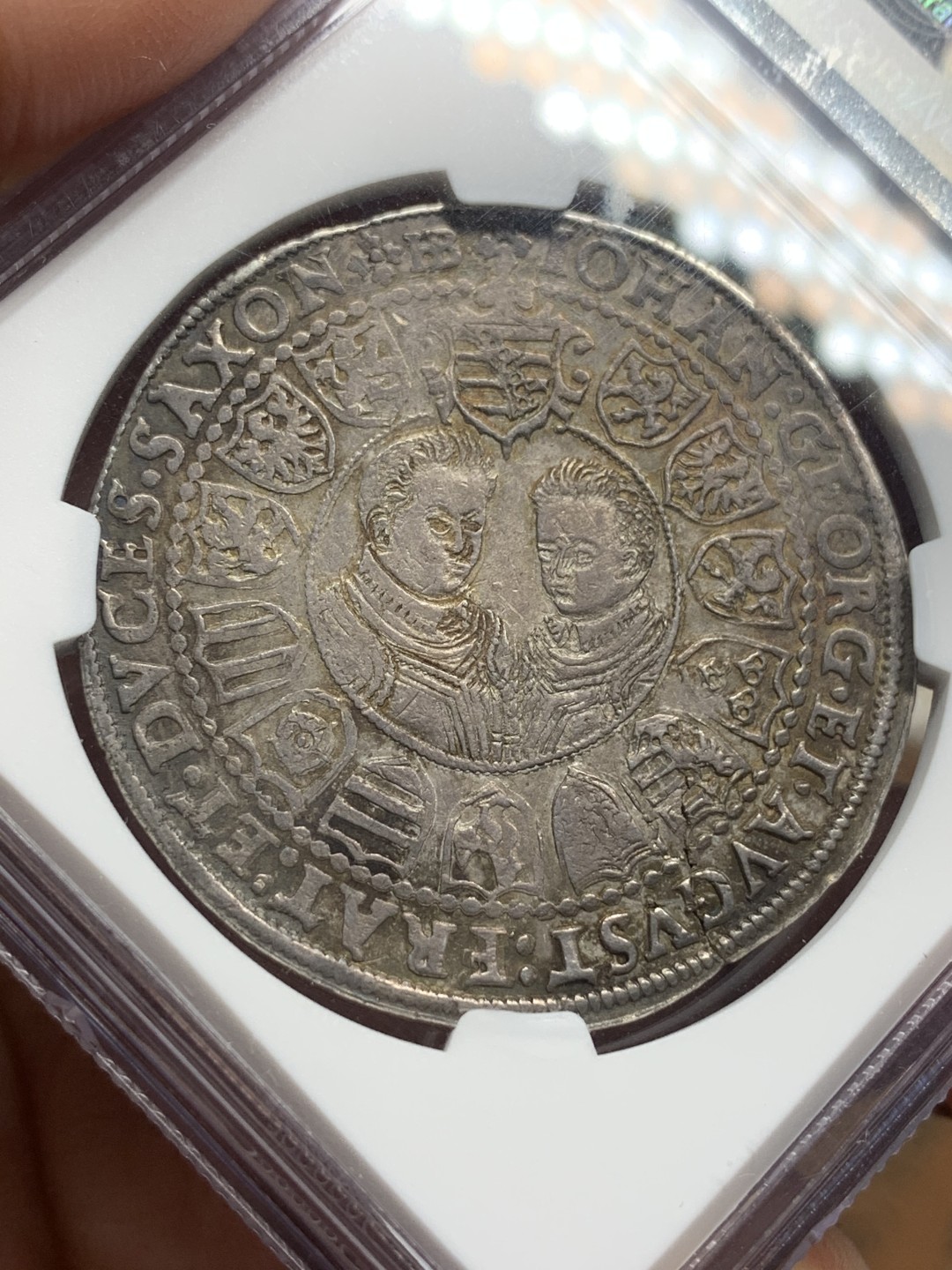 《竞宝斋》第113场-周日，周一 ，2场连拍（全场包邮） NGC AU50德国萨克森1602年三兄弟武士剑老泰勒 银币 深彩包浆细节非常好