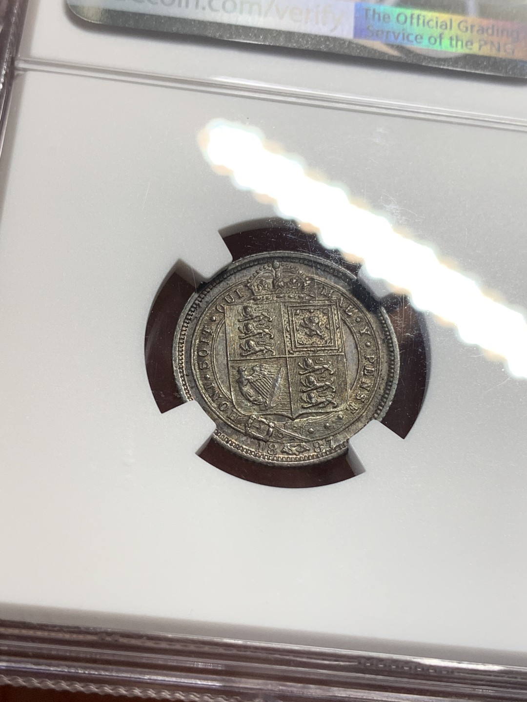 《竞宝斋》第113场-周日，周一 ，2场连拍（全场包邮） NGC MS63 英国1887年维多利亚高冠6便士银币盾牌版原光深五彩