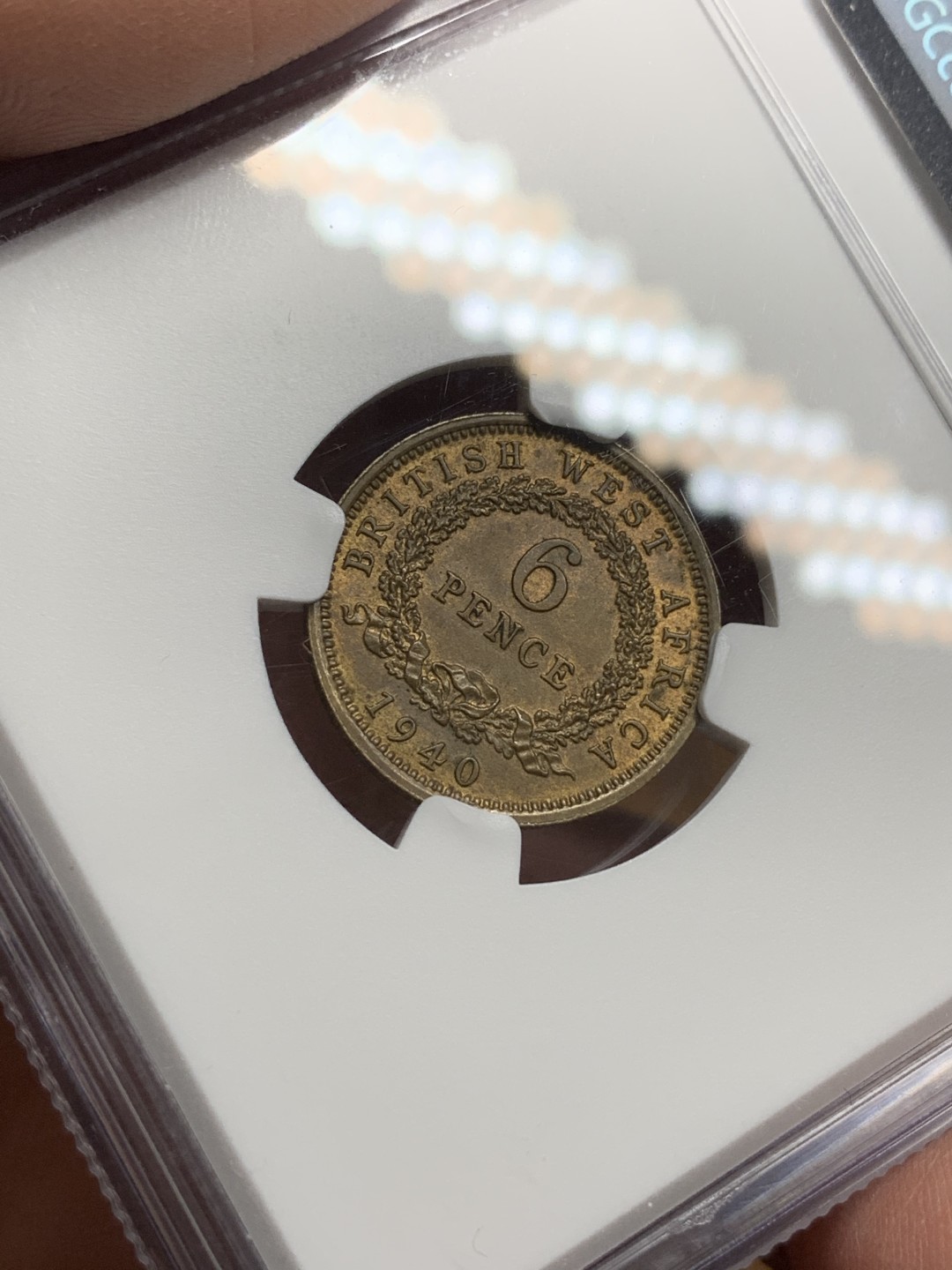 《竞宝斋》第113场-周日，周一 ，2场连拍（全场包邮） NGC-MS62 英属西非 1940年 乔六6便士黄铜币 亚军分