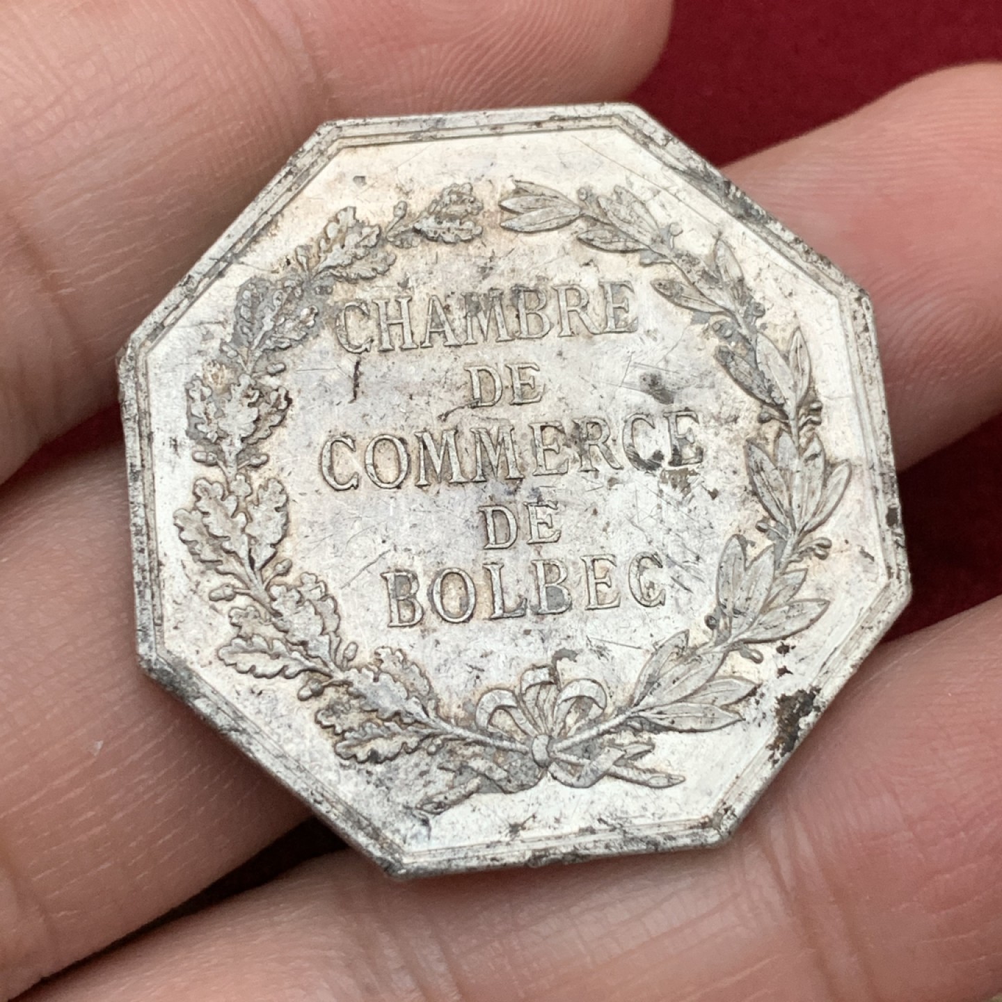 《竞宝斋》第113场-周日，周一 ，2场连拍（全场包邮） 法国19世纪八角jeton银质代币，重量22.6g，直径对边34.5mm，银霜感，边铭丰饶角AR，双天使左边有面部有损 细节见图