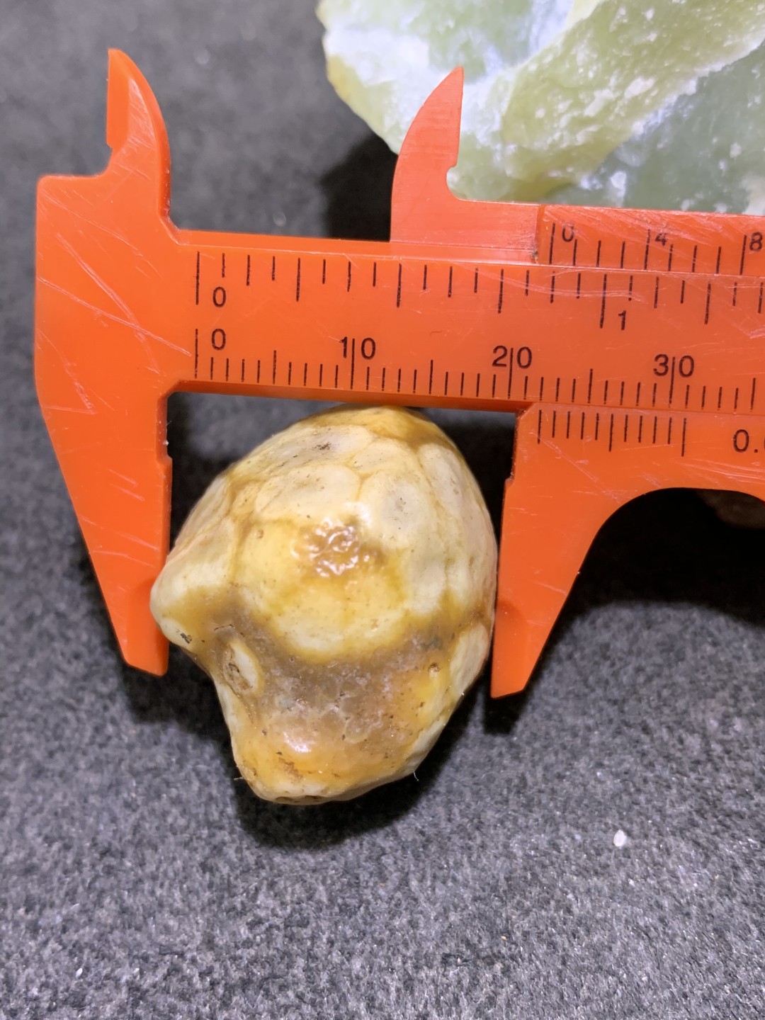 精美戈壁高玉化鱼籽纹筋脉石原石一颗，
