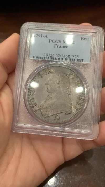 《竞宝斋》第113场-周日，周一 ，2场连拍（全场包邮） PCGS-MS62 1791年 法国路易十六，法国大革命时期1埃居大银币，PCGS老盒低评，人像完整，欧洲纸袋老包浆，币整体紫罗兰色颇为吸引人。