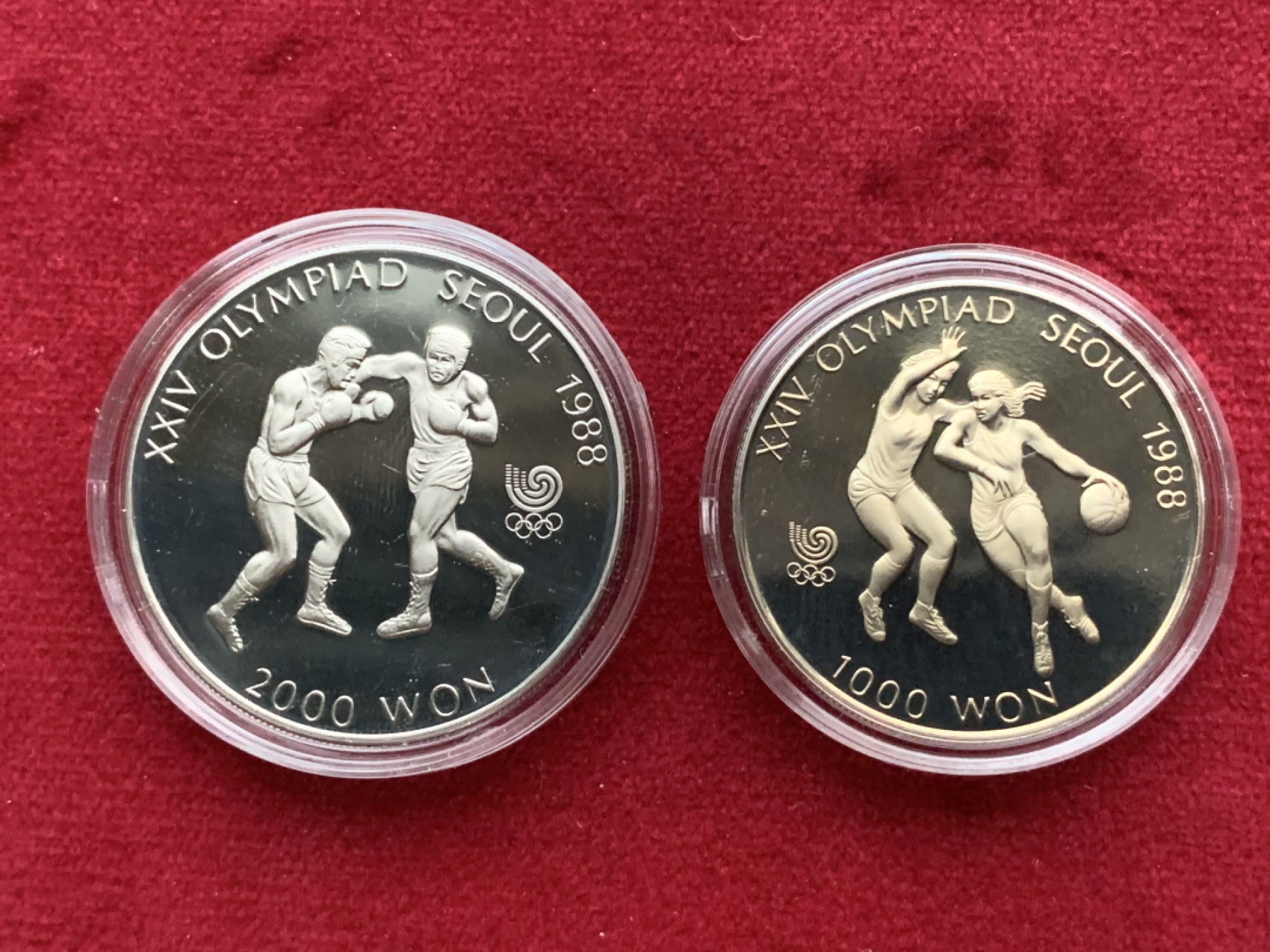 《竞宝斋》第113场-周日，周一 ，2场连拍（全场包邮） 韩国 1988年汉城奥运会 1000+2000韩元2枚装精制套币 原盒原整书