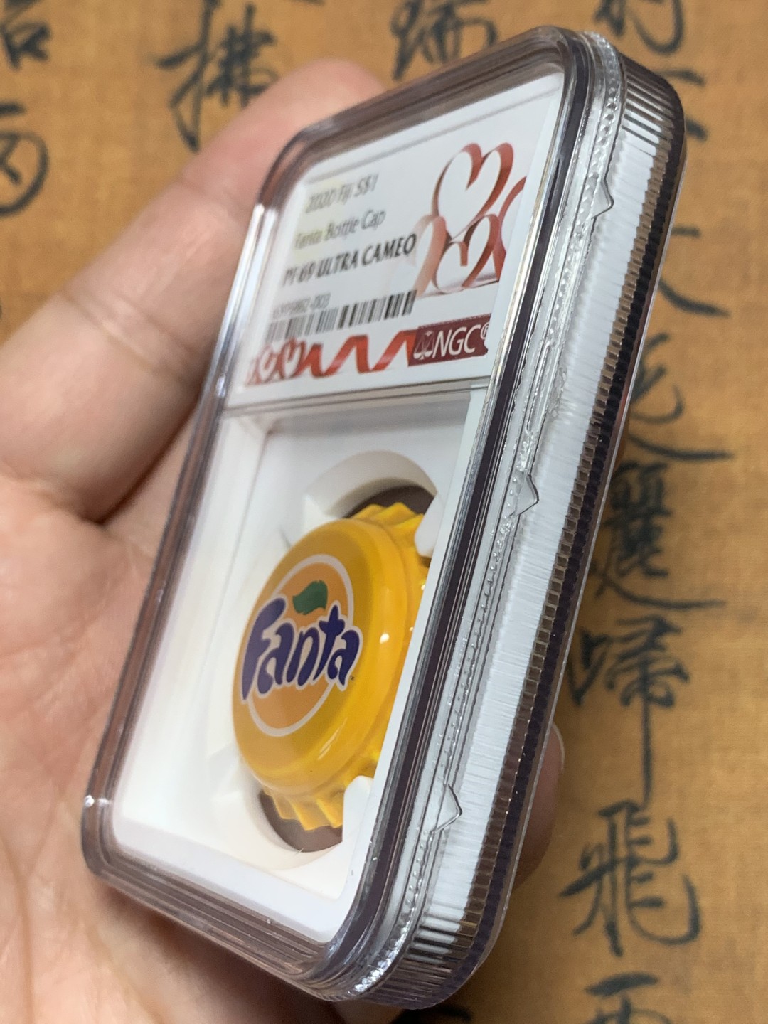 《竞宝斋》第113场-周日，周一 ，2场连拍（全场包邮） NGC PF69UC 2020 斐济芬达 瓶盖精制银币 情人节标签 比较有意义