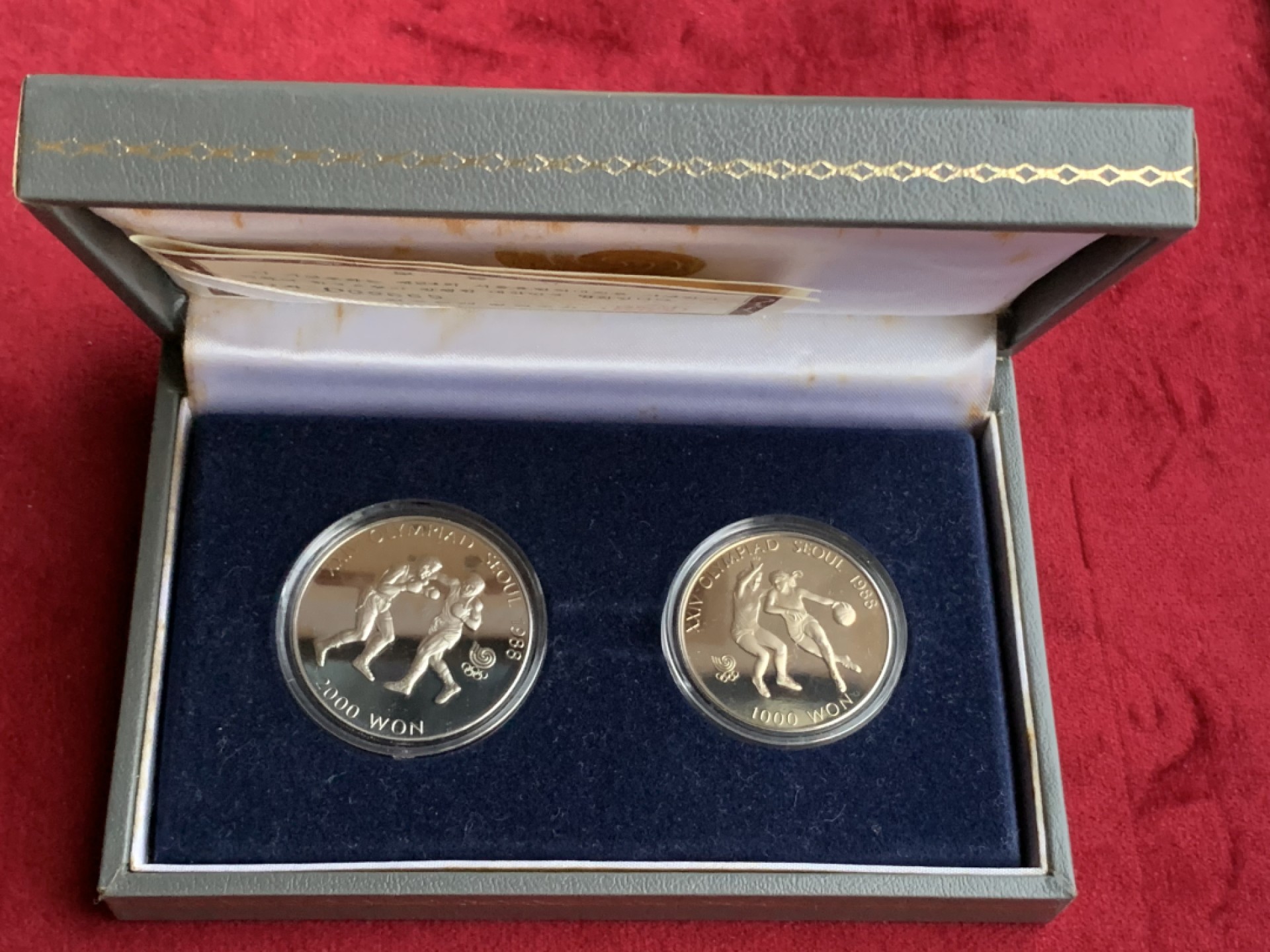 《竞宝斋》第113场-周日，周一 ，2场连拍（全场包邮） 韩国 1988年汉城奥运会 1000+2000韩元2枚装精制套币 原盒原整书