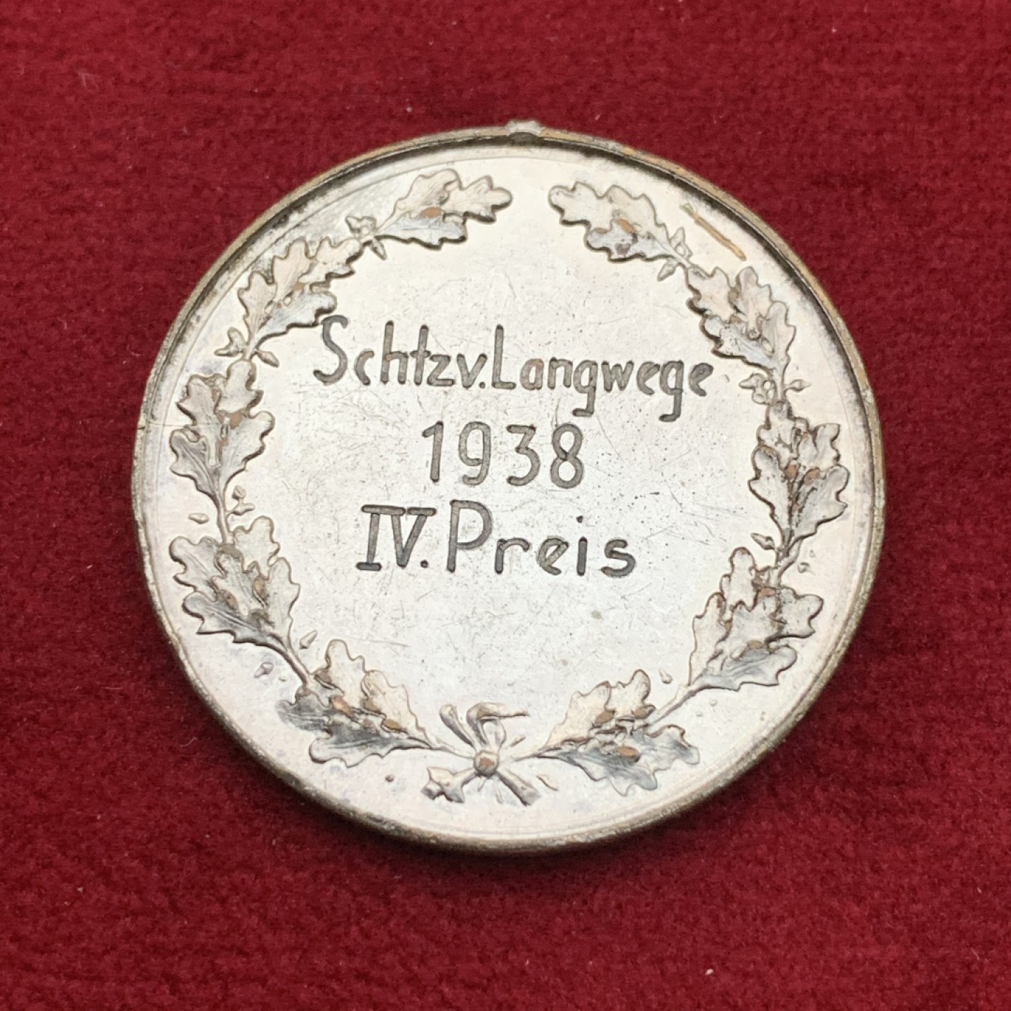 《竞宝斋》第113场-周日，周一 ，2场连拍（全场包邮） 法国 希兹夫 长枪设计协会 射击协会 章  像是铜镀银 31mm直径 细节见图