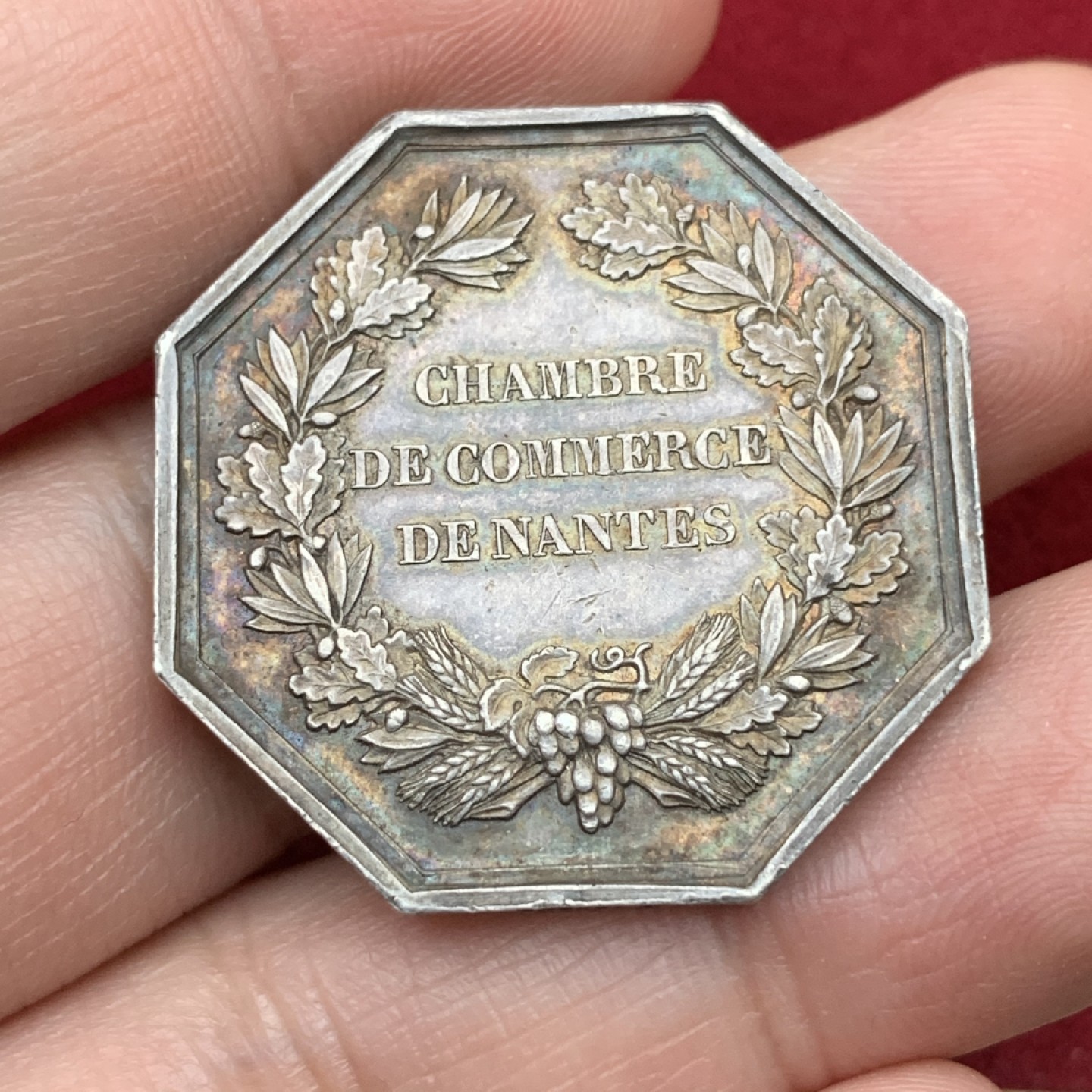 《竞宝斋》第113场-周日，周一 ，2场连拍（全场包邮） 法国19世纪八角jeton 银质代币，重量13.1g，直径对边30mm，红蓝幻彩原味，蜜蜂AR，南特（法国西部港口）